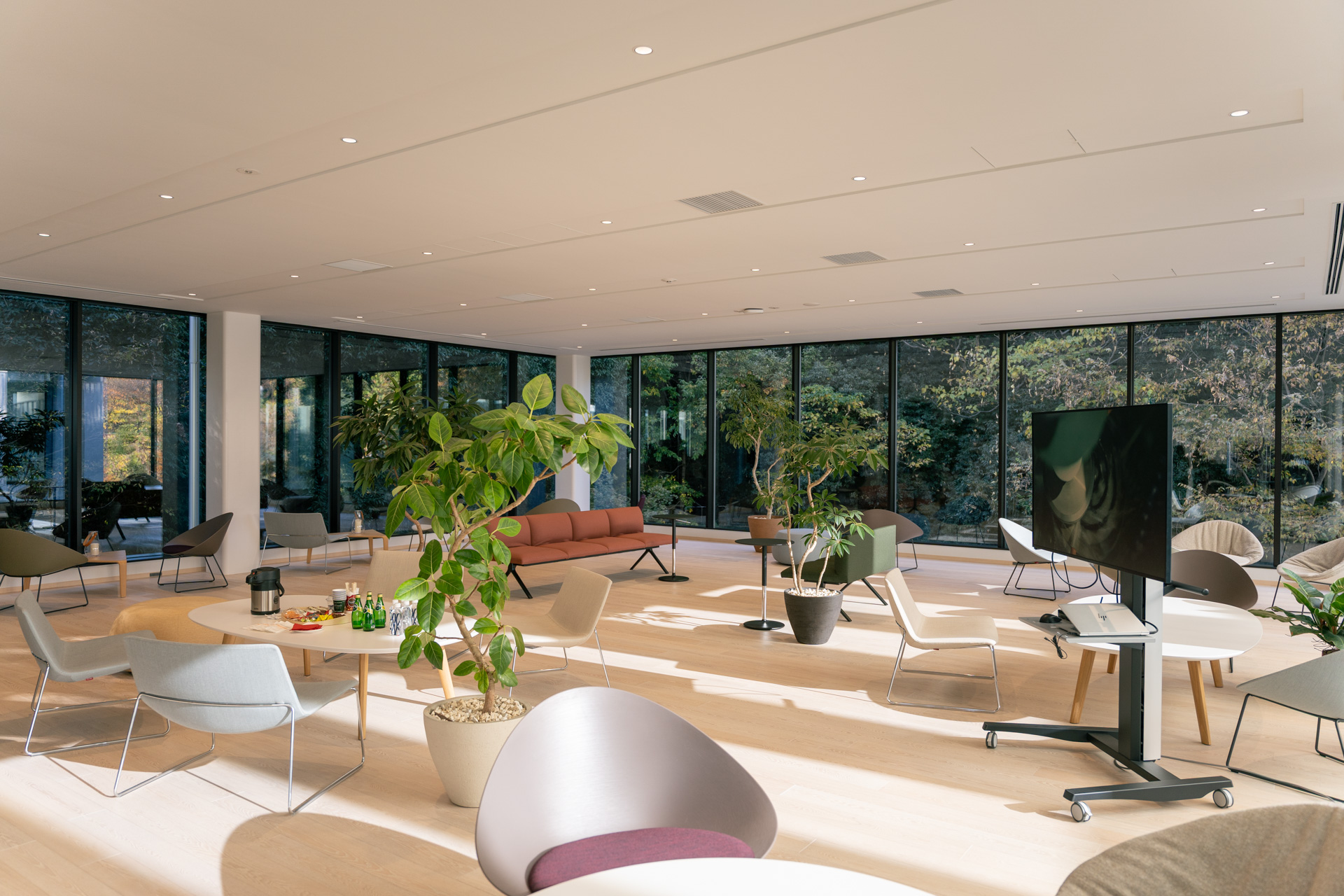 タッチ&トライの部屋では軽食や飲み物も用意された