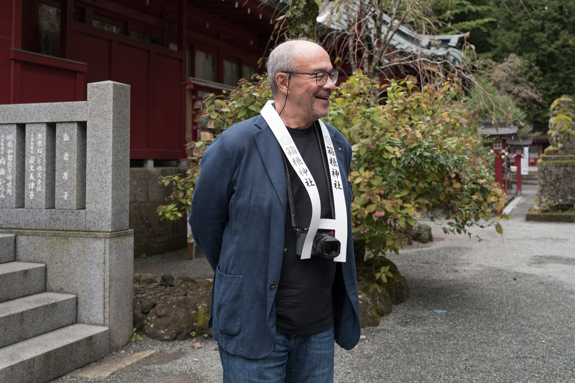 箱根神社で祈祷の時間を待つアンドレアス・カウフマン氏。近くや遠くにいるライカファミリーの発展を祈り、パウル・シュミット氏にも見守っていてもらえるよう祈ったそうだ