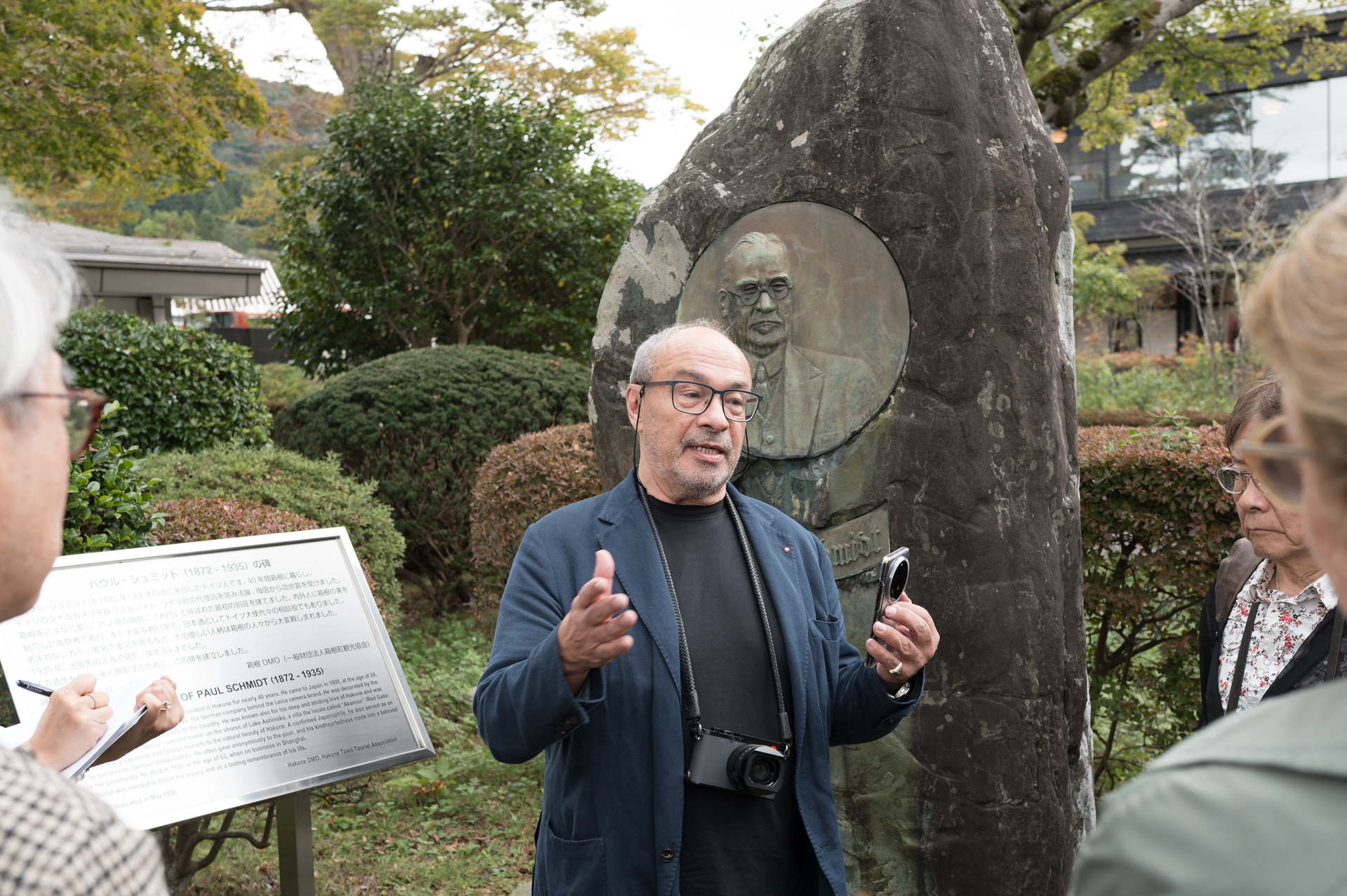 顕彰碑の前でパウル・シュミット氏の功績を説明するアンドレアス・カウフマン氏