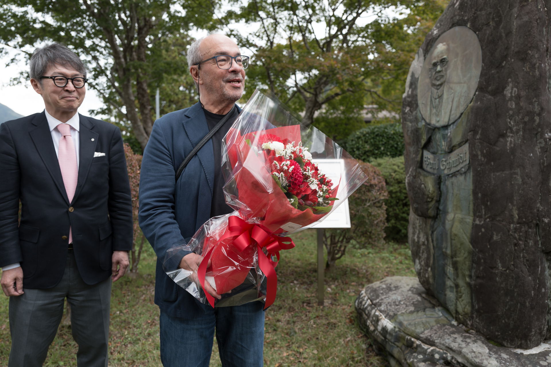 献花には、ライカカメラジャパン代表取締役社長の福家一哲氏（左）も立ち会った