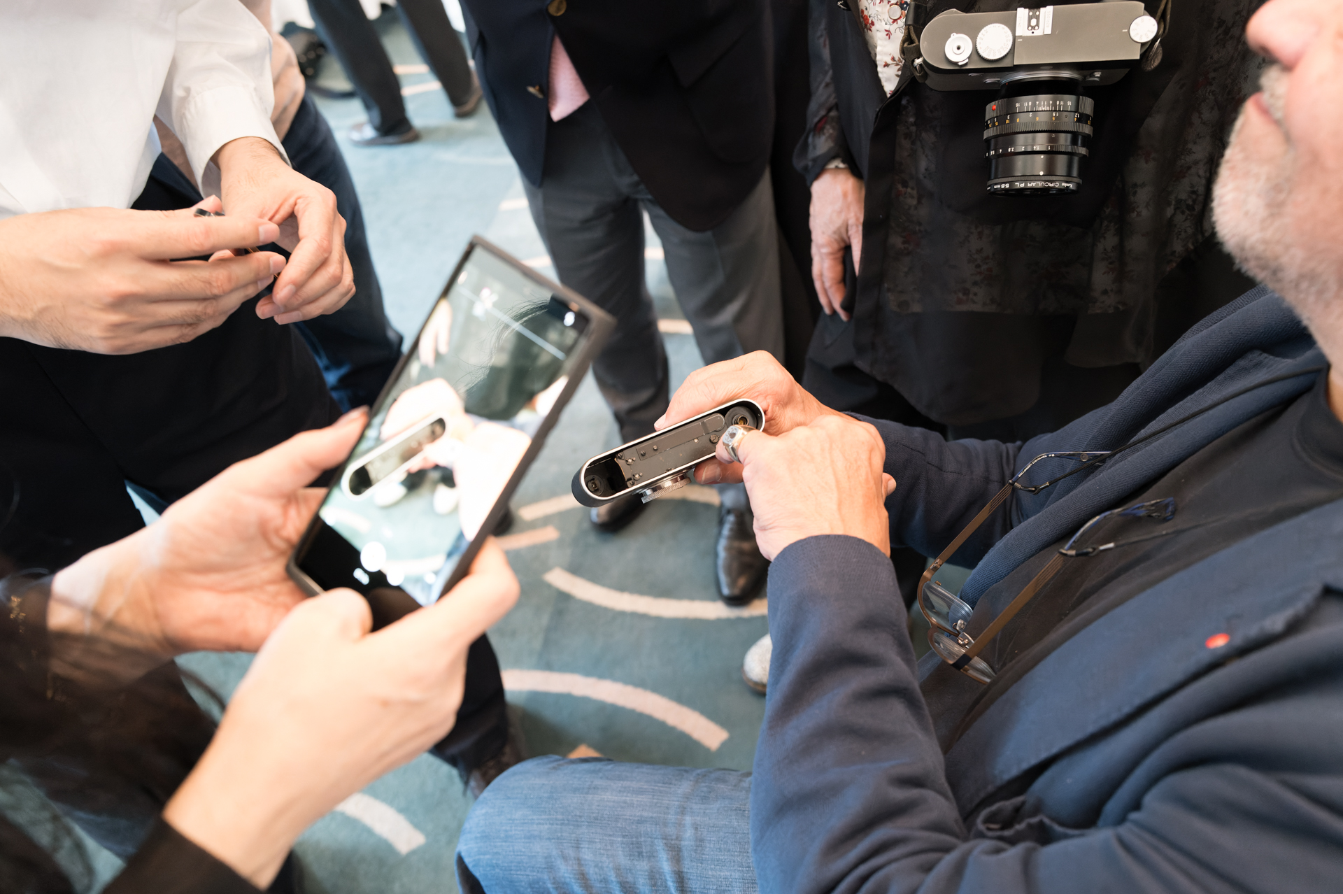 森岡氏のライカIに興味を示したカウフマン氏。「ここの部品は、新しく交換されているかもしれない」などと内部を細かくチェックしながら出席者と盛り上がった。ライカ愛好家でも、内部のメカニズムにまで言及できる人物は少ない