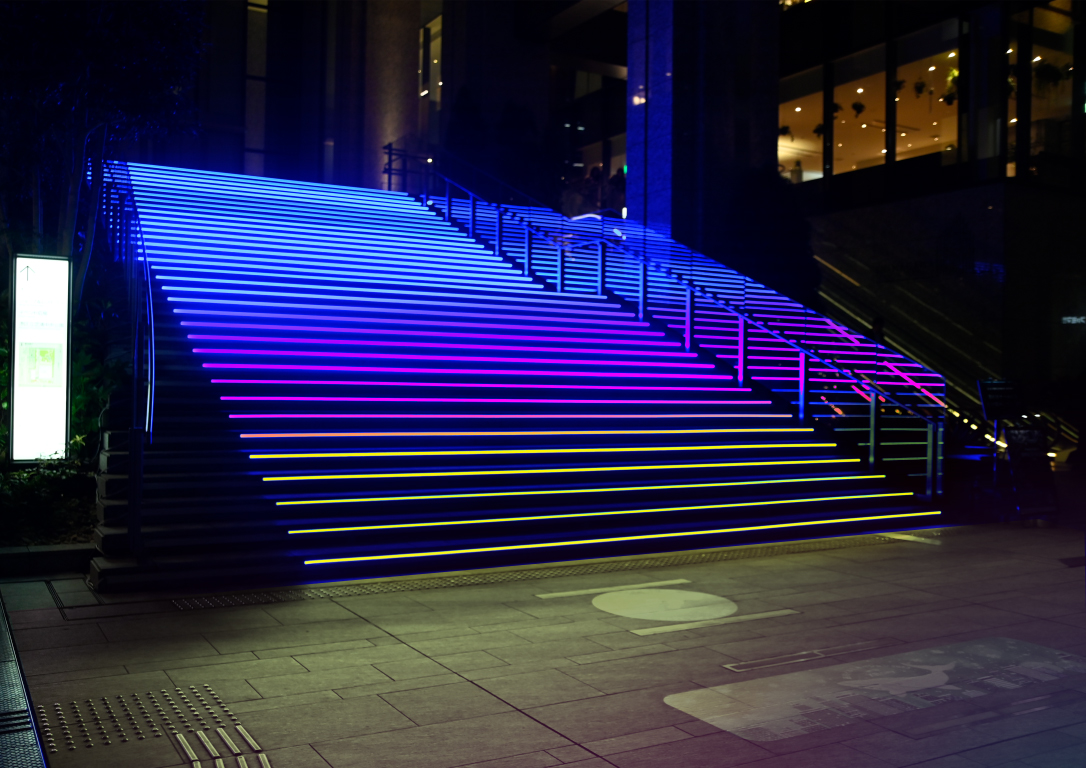 大階段では、クリスマスソングを含むBGMとともにRGBライトが次々と変化