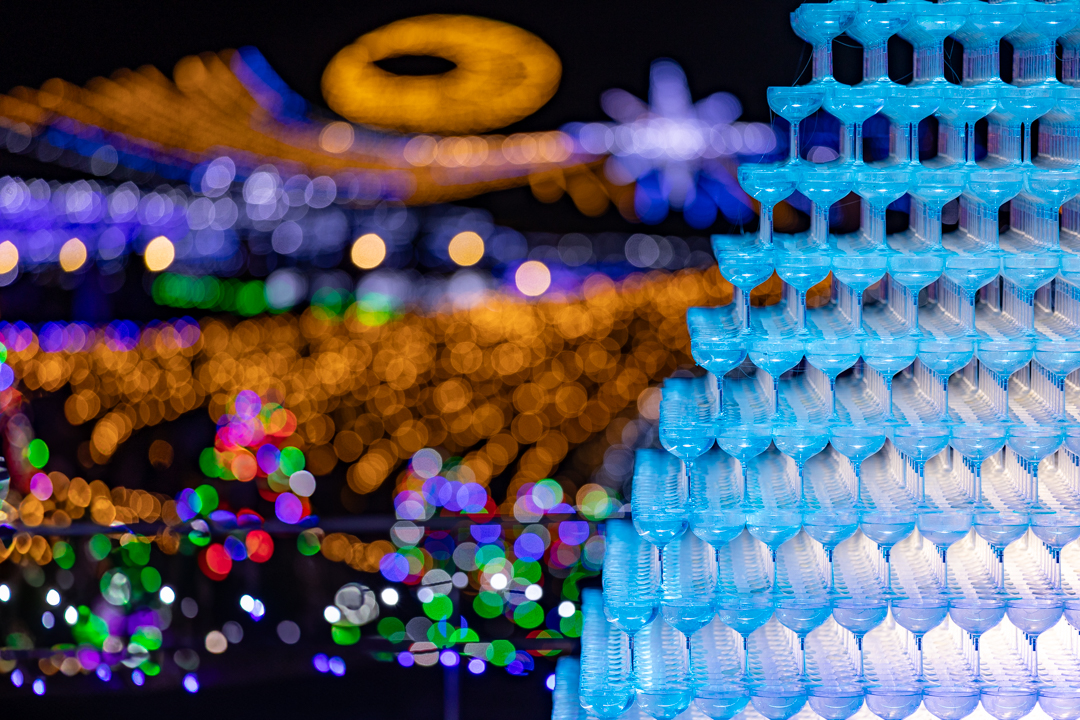 高さ5m　4,900個のシャンパングラスを使ったシャンパングラスタワー