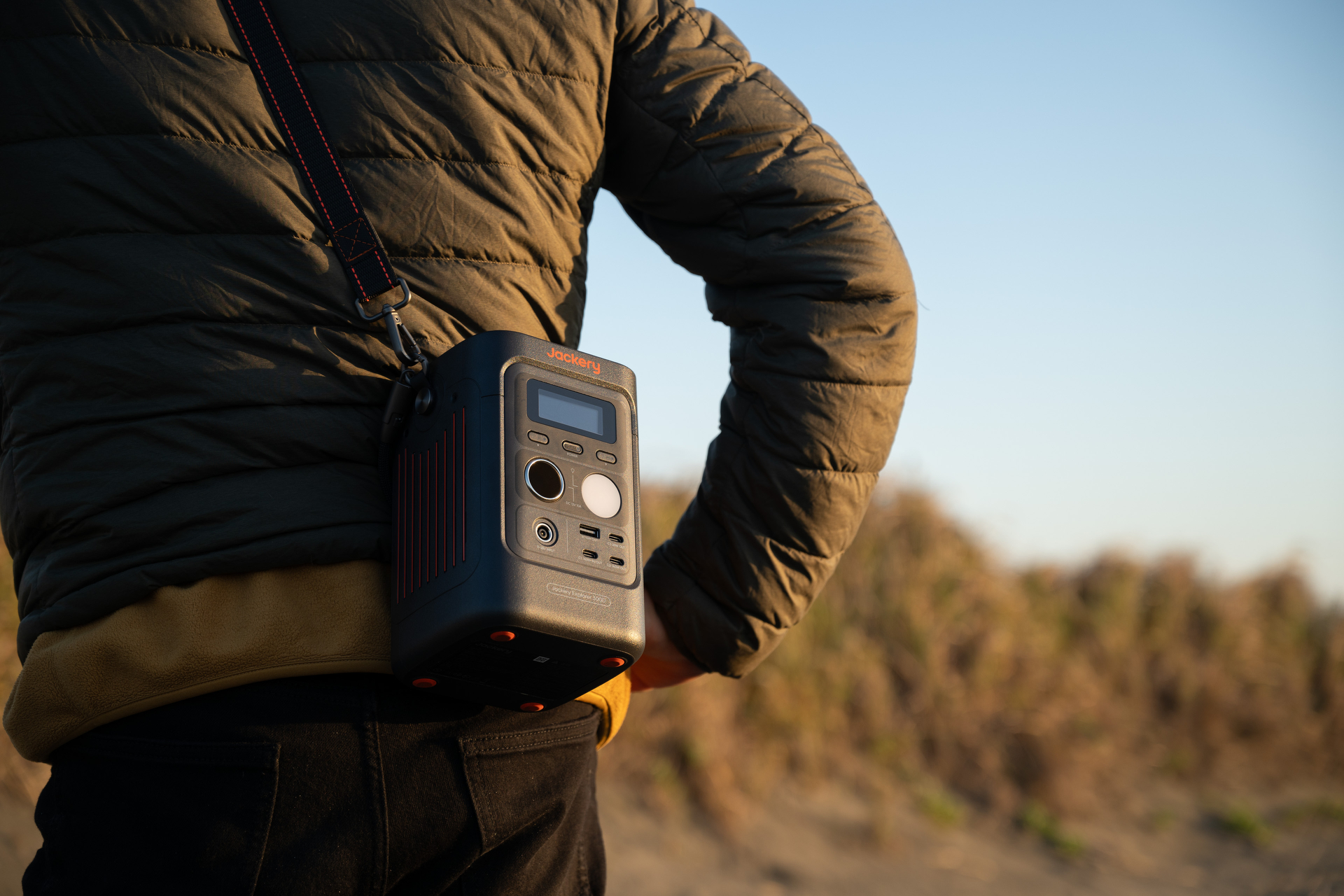 移動中は肩掛けが安心だ。ショルダーベルトは長いものが付属しているので襷掛けができる