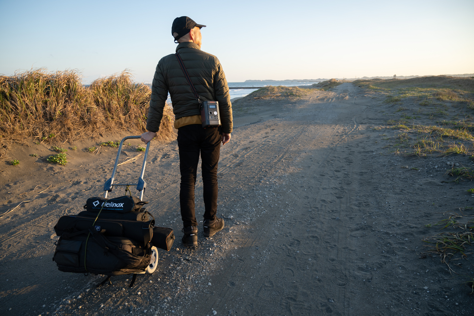 撮影ポイントまではカートで機材を運び、ロケハンしながら最適な場所を探します