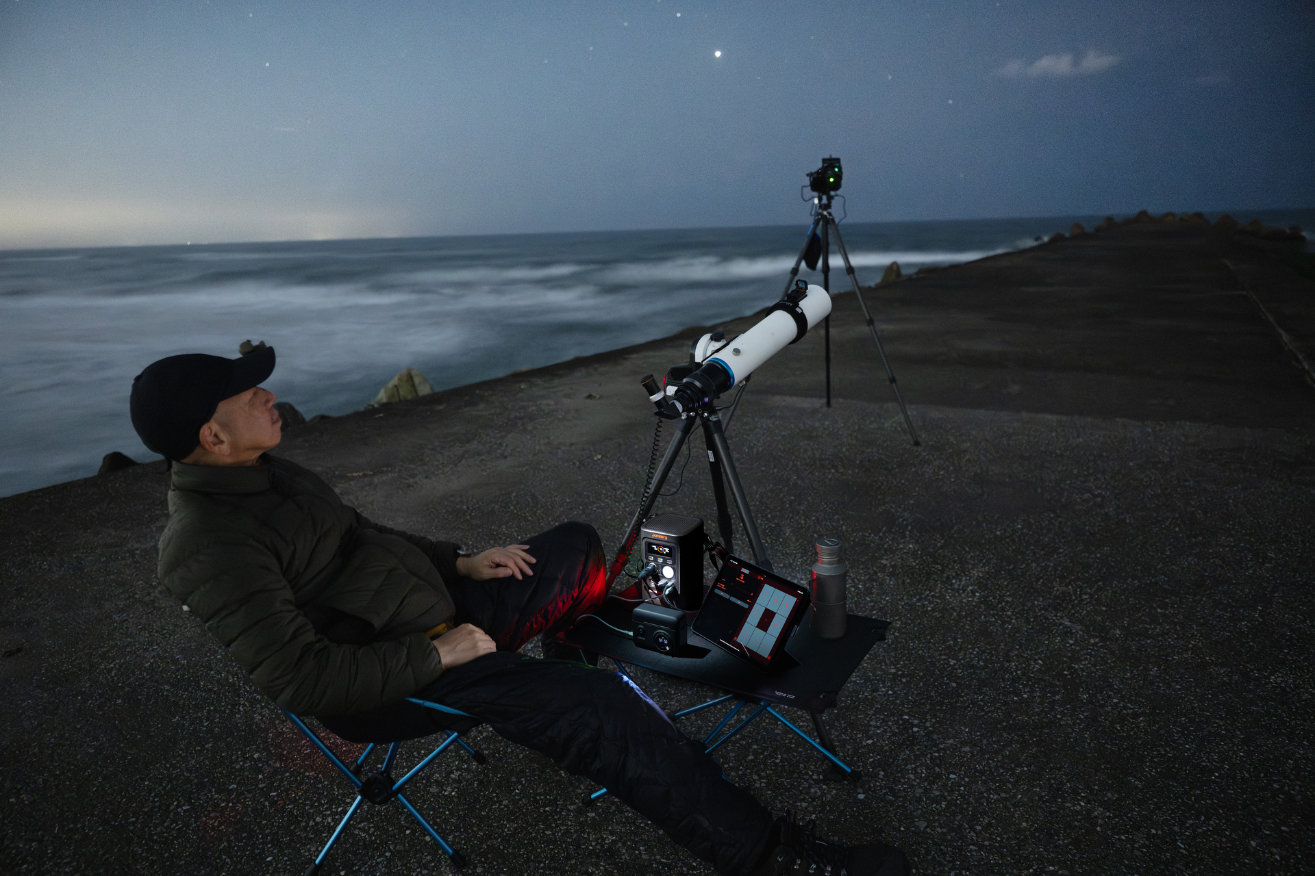 待ち時間の間にカメラバッテリーの充電、ヒーター用のバッテリーの充電をしておく