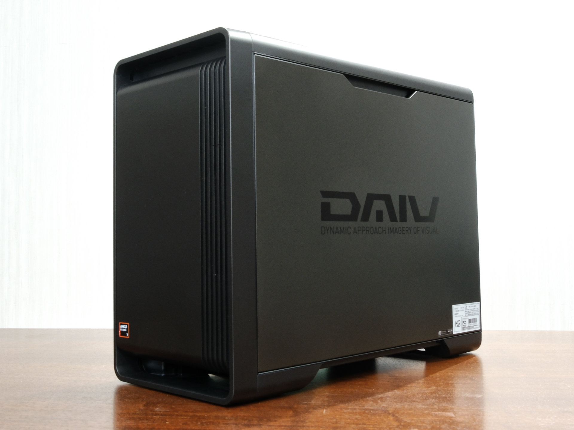 ミニタワー型PC「<a href="https://www.mouse-jp.co.jp/store/g/gdaiv-kma7g7tb6afdw102dec/?utm_source=mdmr&utm_medium=content-text&utm_campaign=2512_daiv_km_mdnmr&utm_content=pr" class="n" target="_blank">DAIV KM-A7G7T</a>」