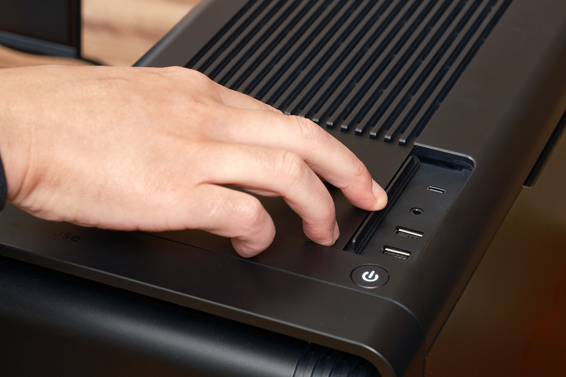 この置き方なら、天面の蓋つきUSB端子部にアクセスしやすい