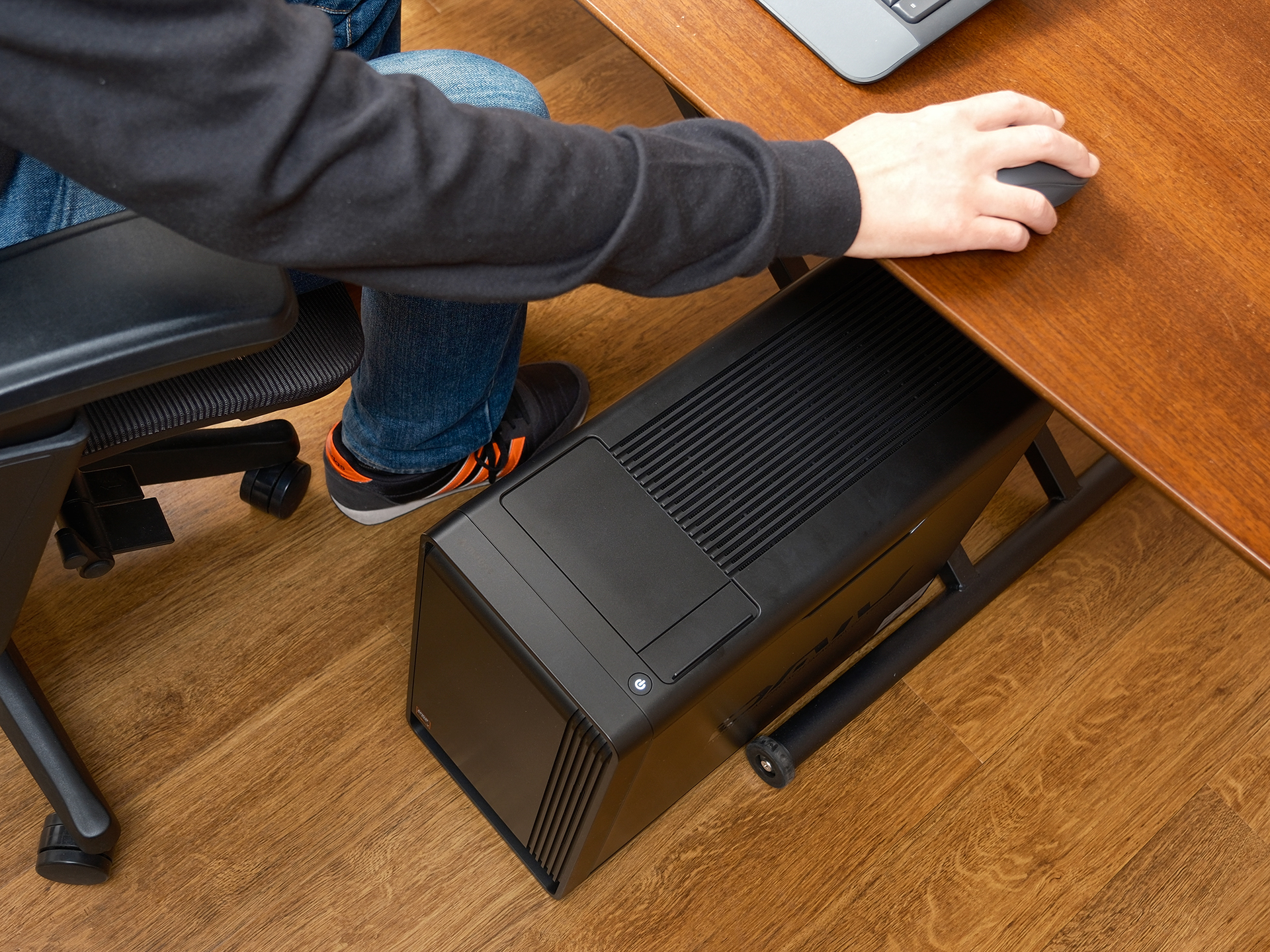 パソコンデスクの足元に置いたイメージ