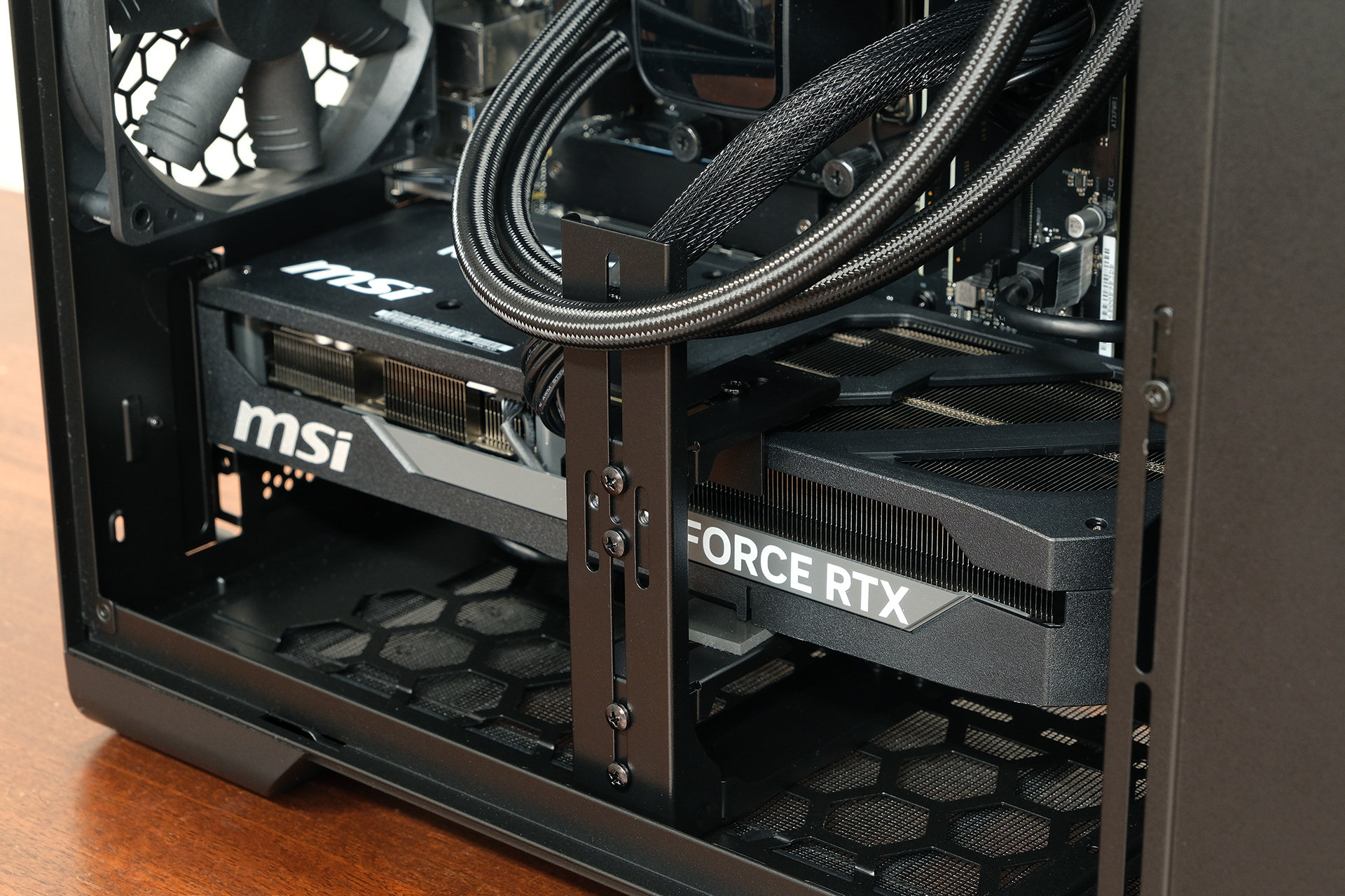 白文字のパーツを支えている縦の金属部品がサポートバー。大型グラフィックボードを搭載したDAIVには必ずサポートバーが付いている