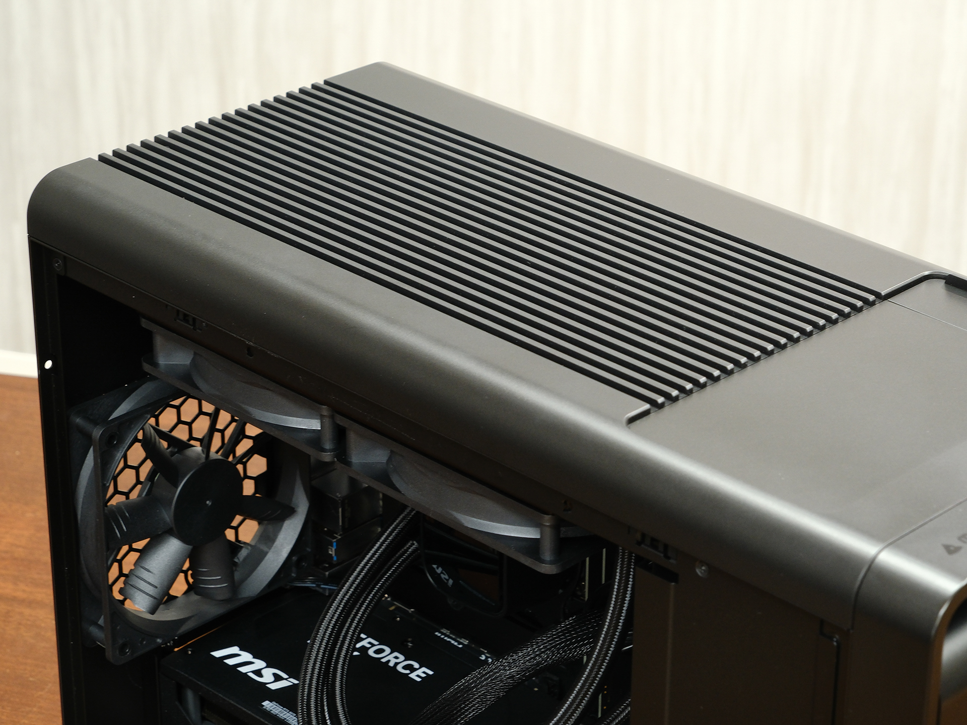 本体天面のスリット部。底面同様に広範囲にスリットが設けられていて、負荷の高い処理を行うと内部から熱気が立ち上るように抜けていく