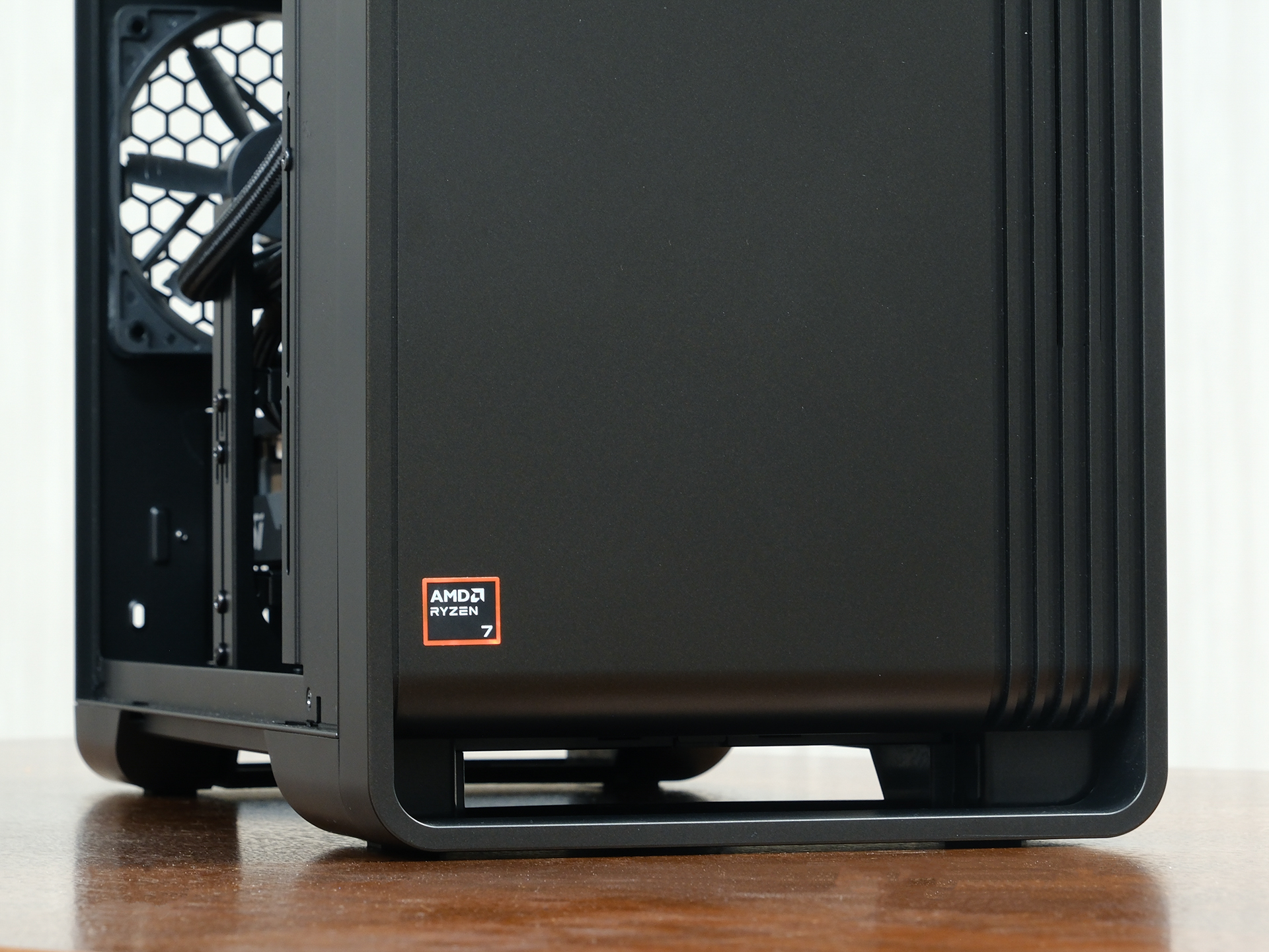 U字型の本体脚部。前方や背後からも空気が導入できるだけでなく、ある程度の高さがあるためホコリを吸い込みにくい点もメリット