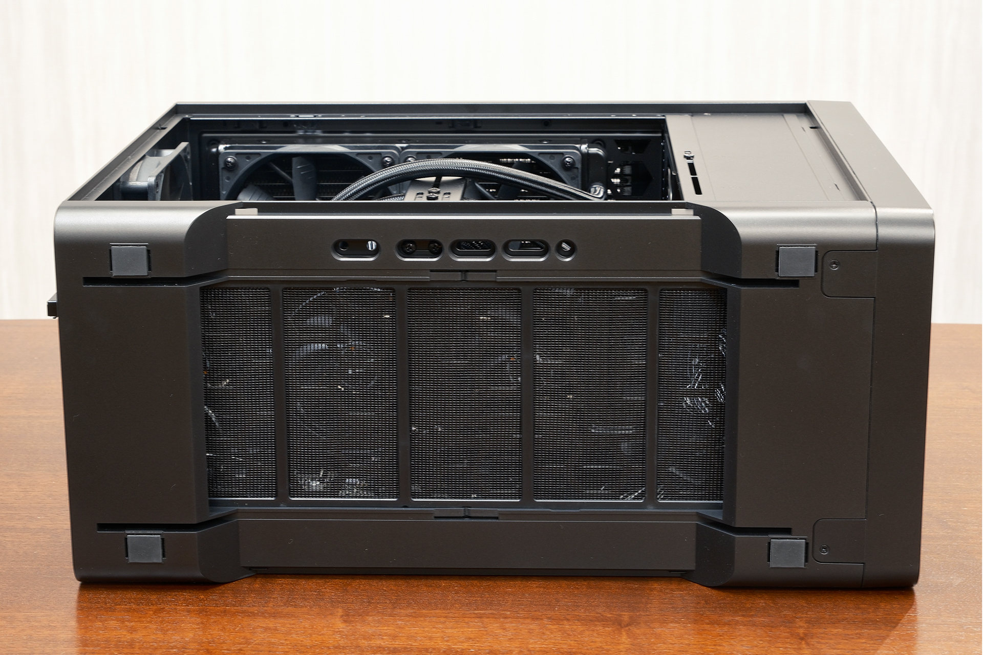 メッシュの防塵フィルターがセットされた底面の構造。内部が透けて見えるほど通気性がよく、熱のこもりやすい内部に大量の外気が導入できる