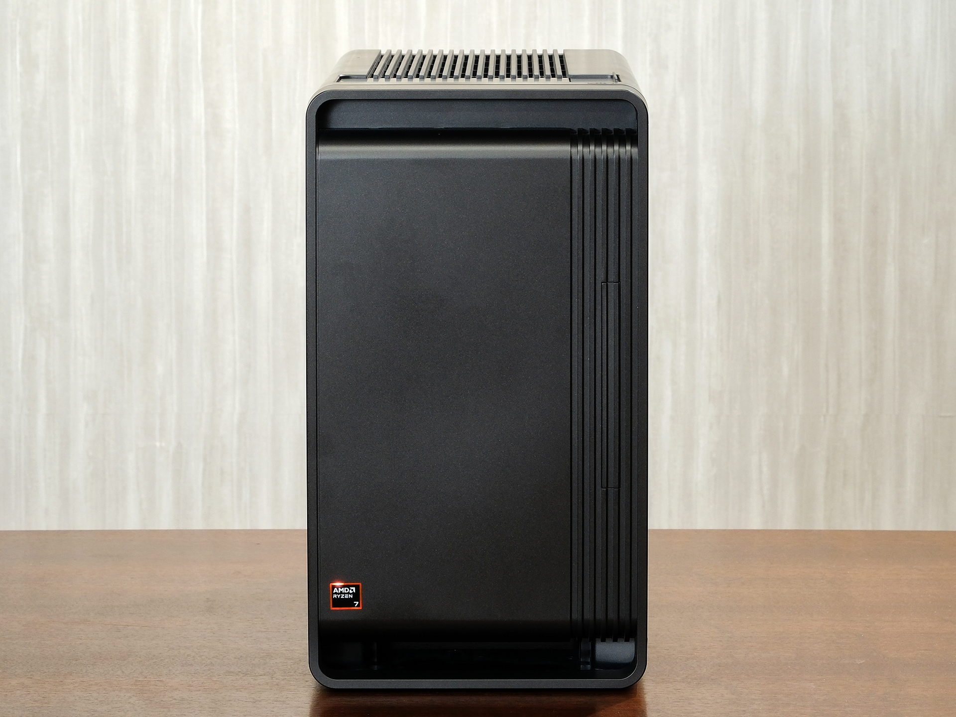 ミニタワー型PC「<a href="https://www.mouse-jp.co.jp/store/g/gdaiv-kma7g7tb6afdw102dec/?utm_source=mdmr&utm_medium=content-text&utm_campaign=2512_daiv_km_mdnmr&utm_content=pr" class="n" target="_blank">DAIV KM-A7G7T</a>」