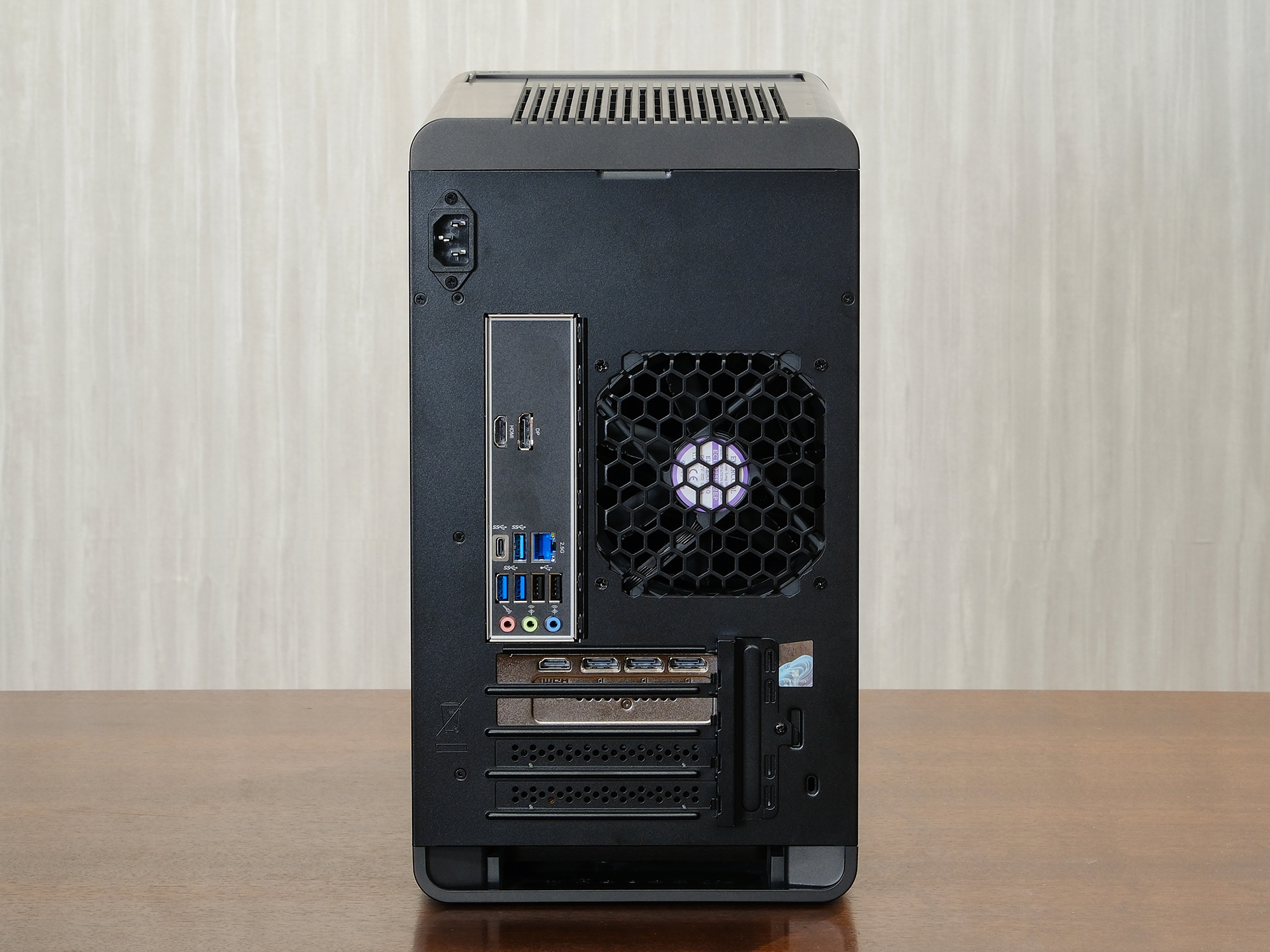 直方体の「箱」にパソコンを構成するパーツが入っていて、背面にはモニターやキーボードを接続する端子が搭載されている。写真は「DAIV KM-A7G7T」