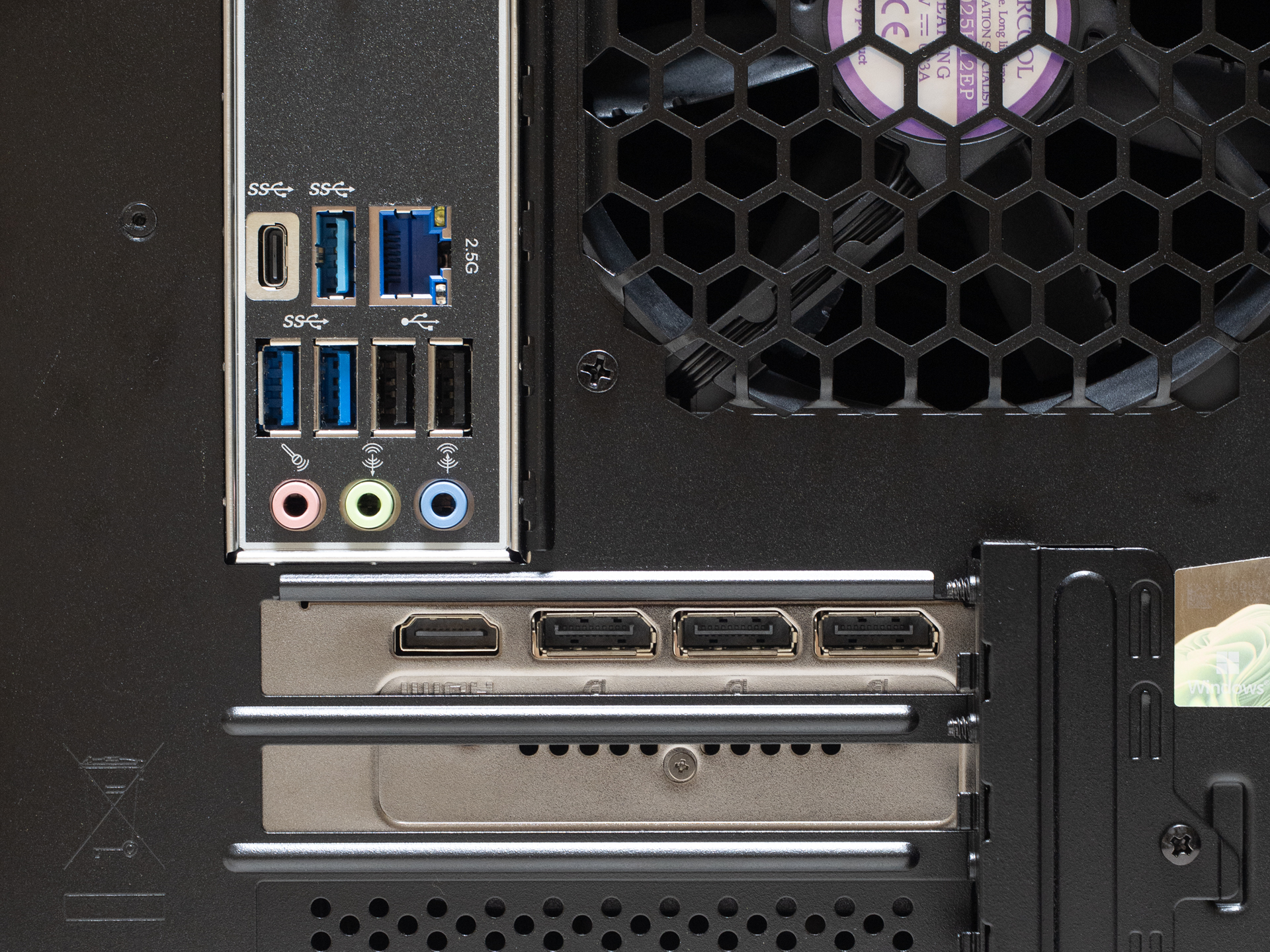 本体背面の接続端子部。Type-AとType-CのUSB、LAN、音声入出力、およびグラフィックボードに搭載されたHDMIとDisplayPortと、必要充分の数は揃っている