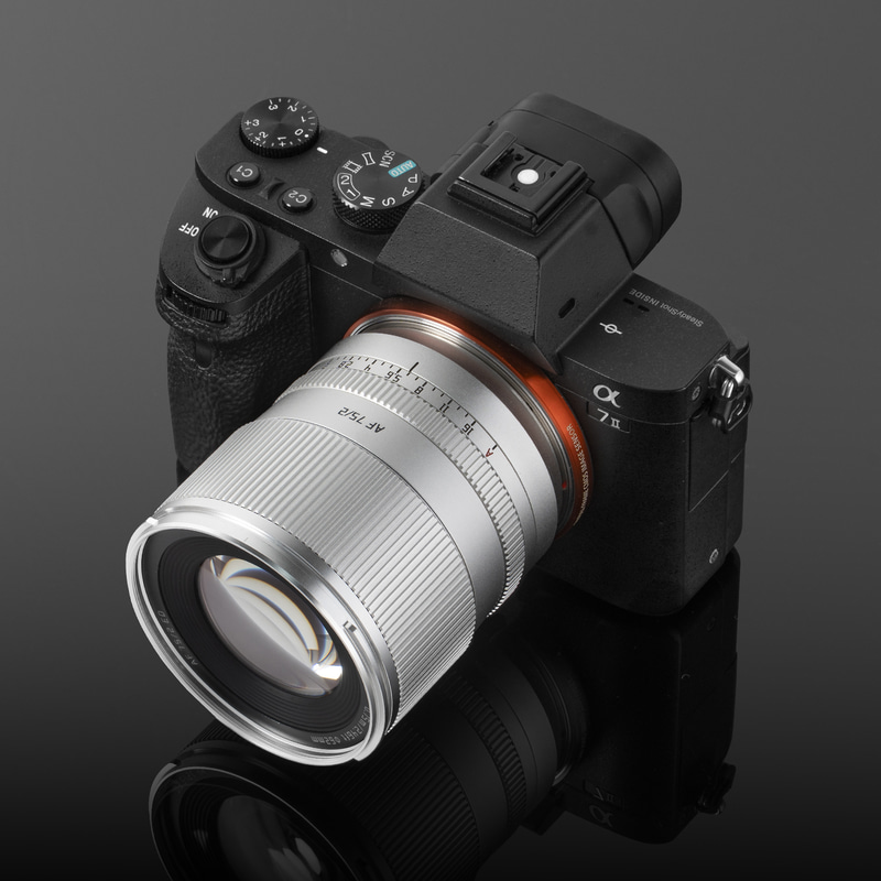 フルサイズ対応のAF中望遠レンズ「TTArtisan 75mm f/2」にシルバー