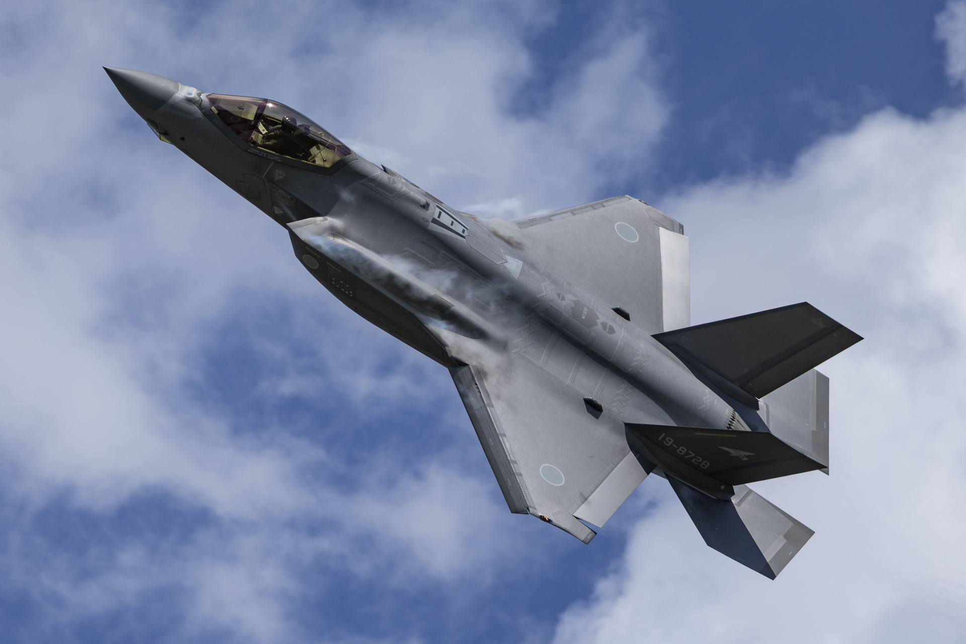 三沢基地に配備されているF-35Aの展示飛行（2025年8月松島基地航空祭予行にて撮影）<br>キヤノン EOS 6D／EF100-400mm f/4.5-5.6L IS II USM／400mm／絞り優先AE（1/1000秒、F6.3）／ISO 200