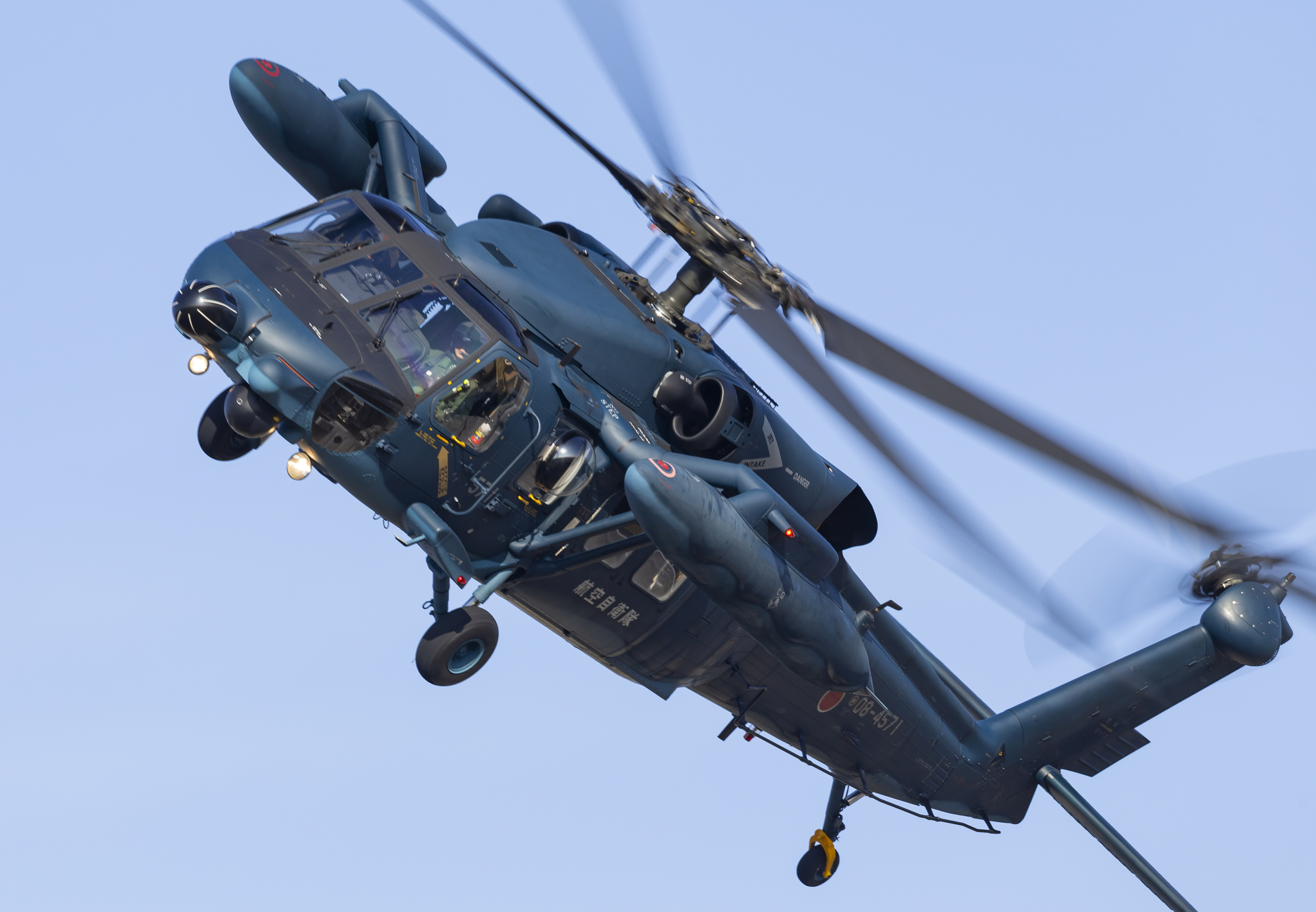 新田原救難隊（UH-60J）の展示飛行（2016年の新田原エアフェスタ予行にて撮影）<br>キヤノン EOS R6 Mark II／RF100-500mm F4.5-7.1 L IS USM／500mm／Fvモード（1/2500秒、F8）／ISO 320