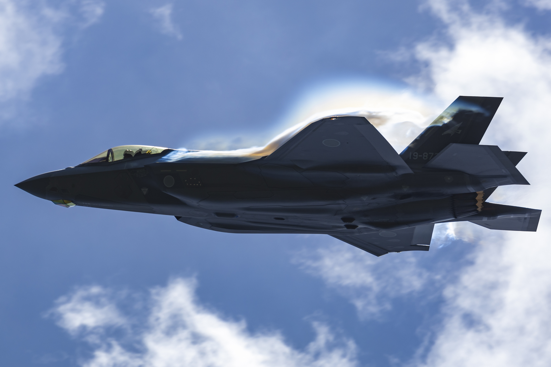 F-35Aも幻想的なベイパーが見られます（2025年8月松島基地航空祭予行にて撮影）<br>キヤノン EOS 6D／EF100-400mm f/4.5-5.6L IS II USM／400mm／絞り優先AE（1/1600秒、F6.3）／ISO 200