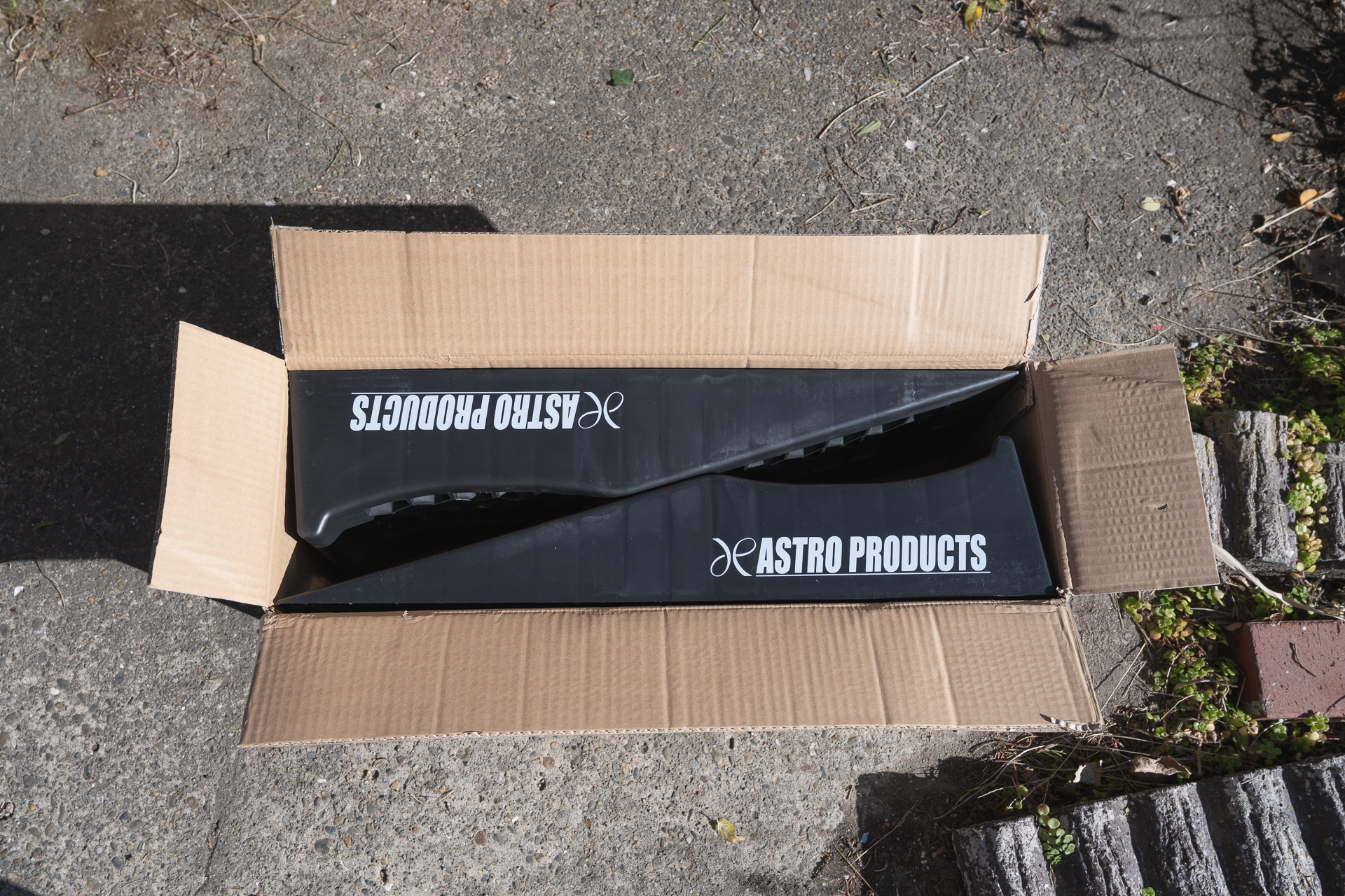 段ボール箱に所狭しと収まっていたプラスチックカーランプ PR488。宅配ボックスには入らないかも