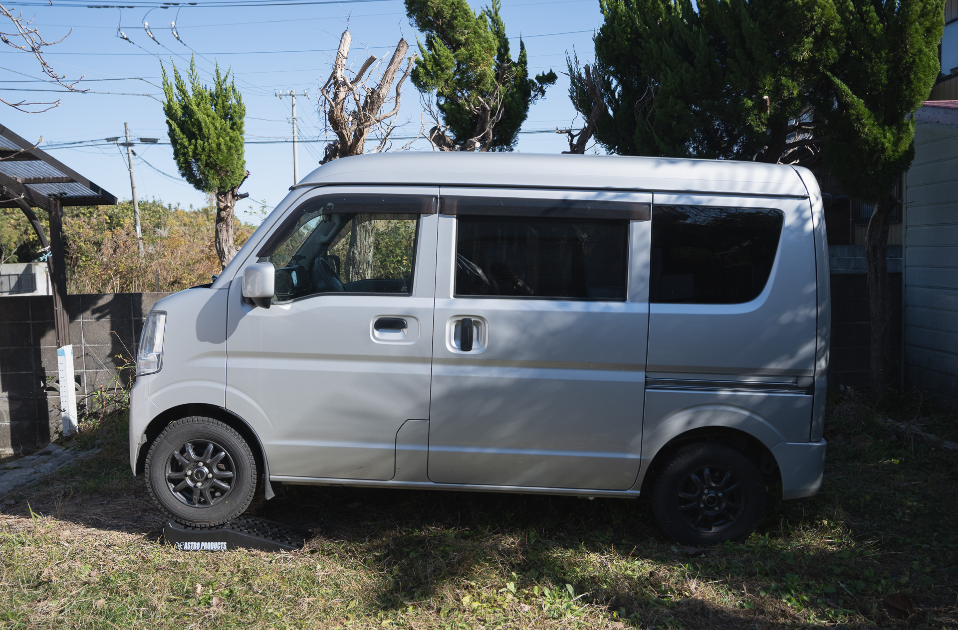 前が10cmほど上がるだけで、下回りには十分作業しやすい空間が生まれる