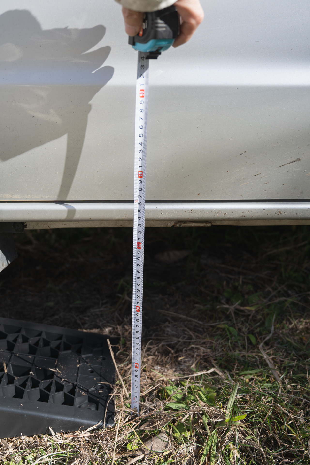 カーランプ後端とサイドシルで高さを測るとおよそ30cm