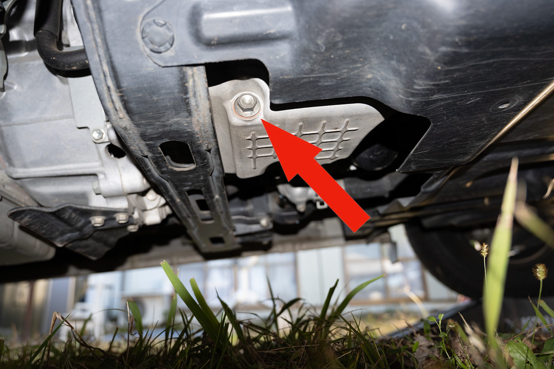 エブリイのドレンは前を持ち上げても問題のない位置にある