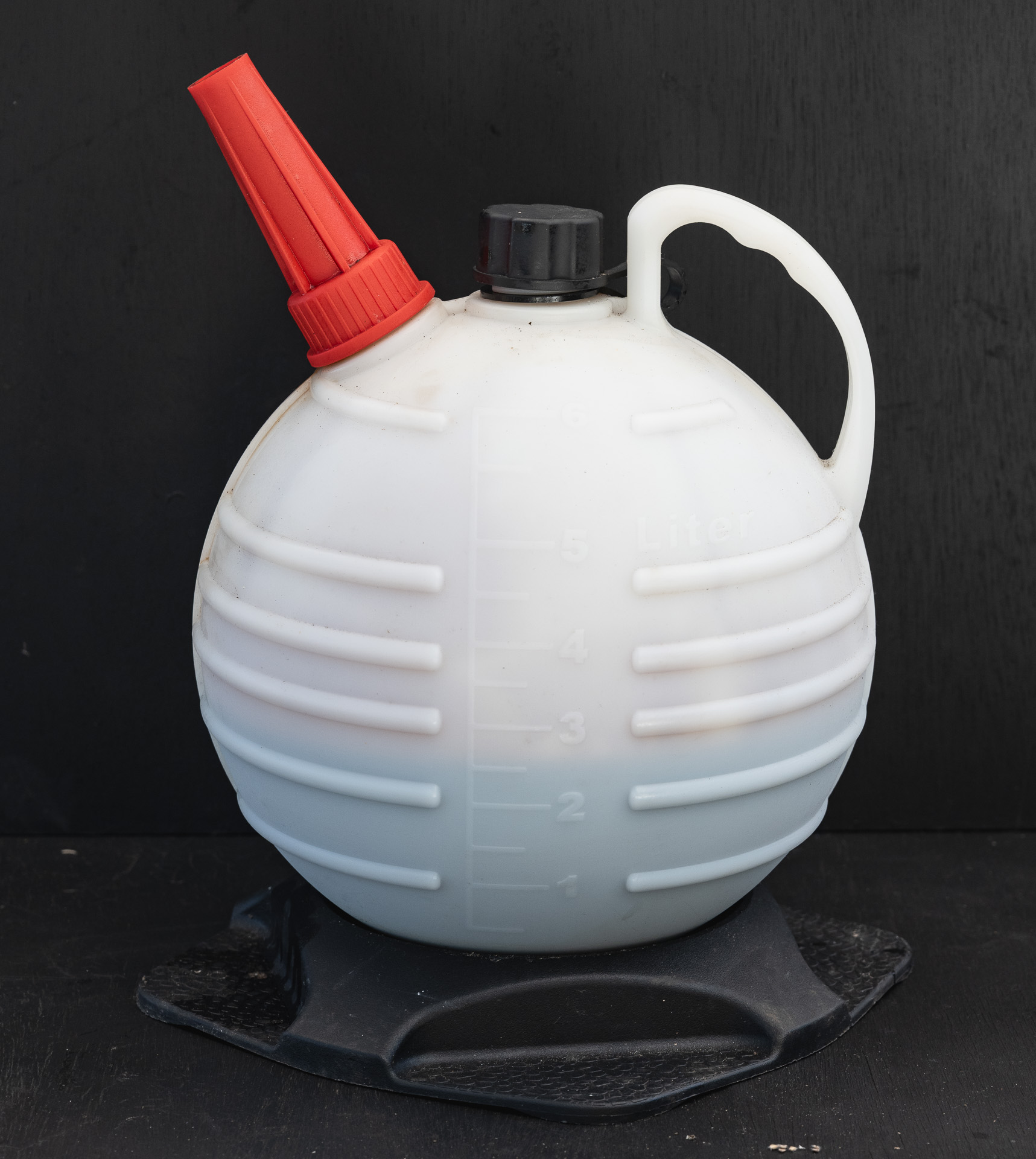 8月末に交換した際のもの。これは通常どおりドレンから下抜きしました。比較のためオイルフィルターは交換してません。およそ2.55L抜けています