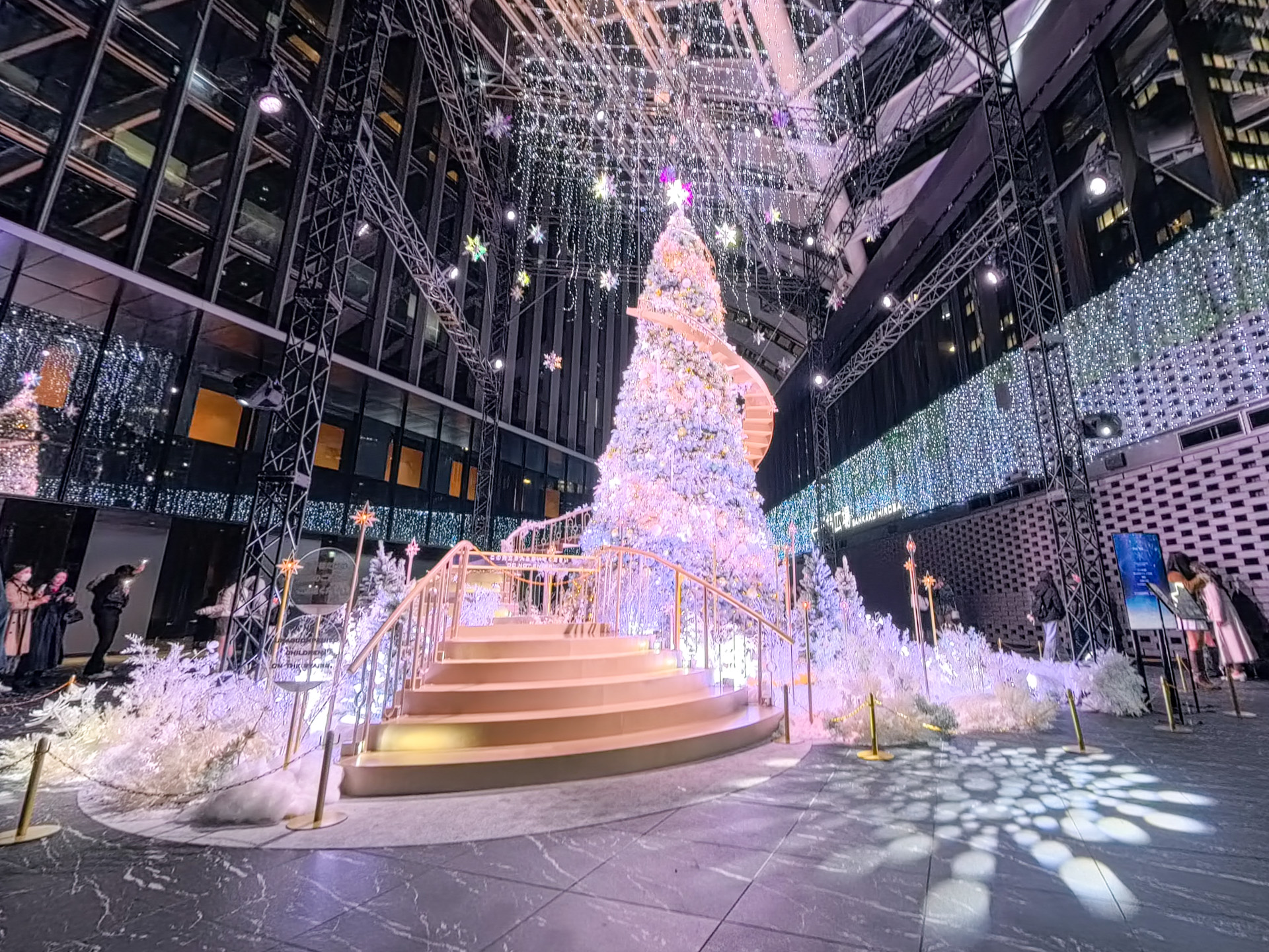 通りにある新宿住友ビルの大きなクリスマスツリーも必見だ