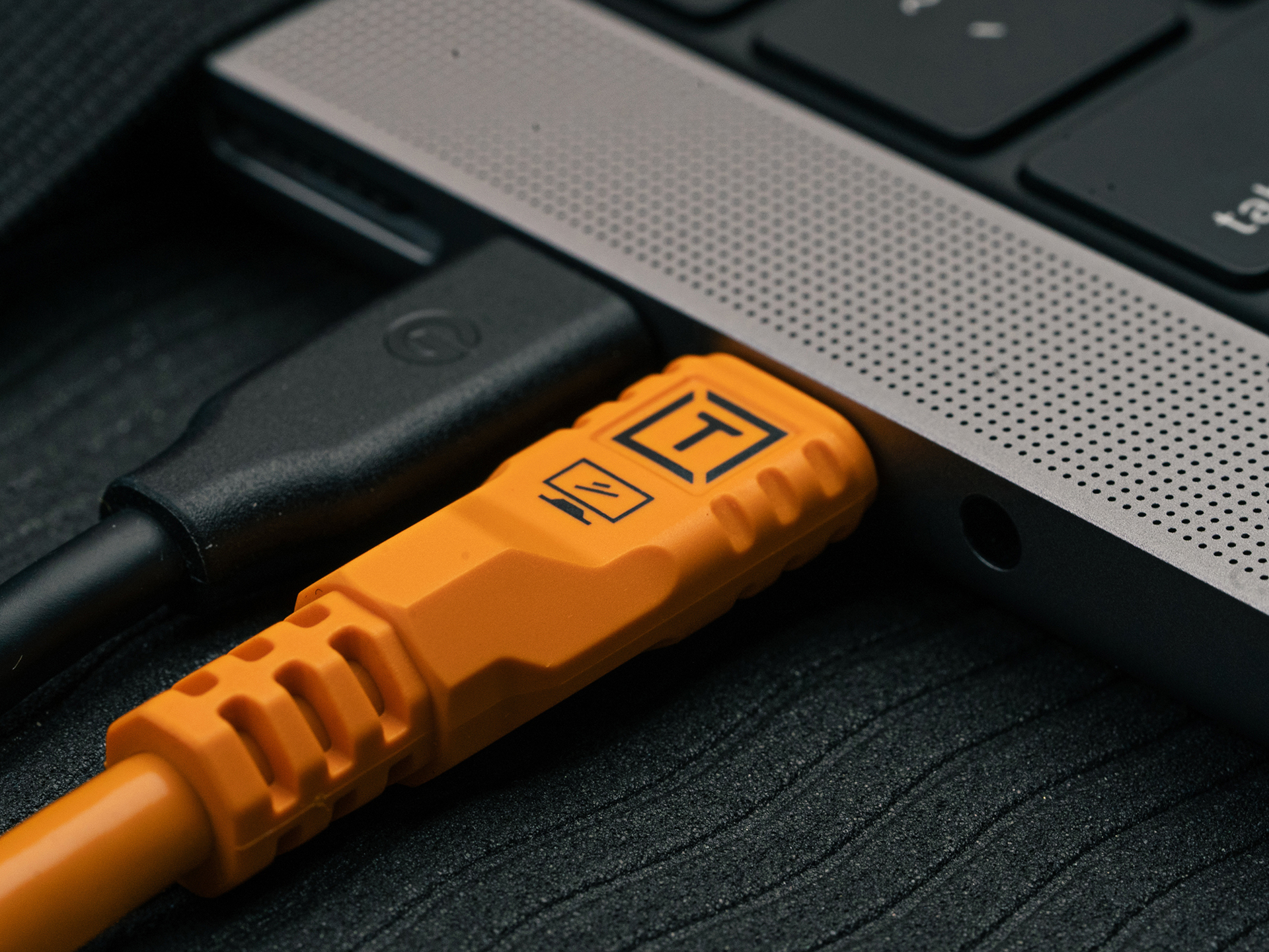 端子部分に接続先を示すマークが描かれている