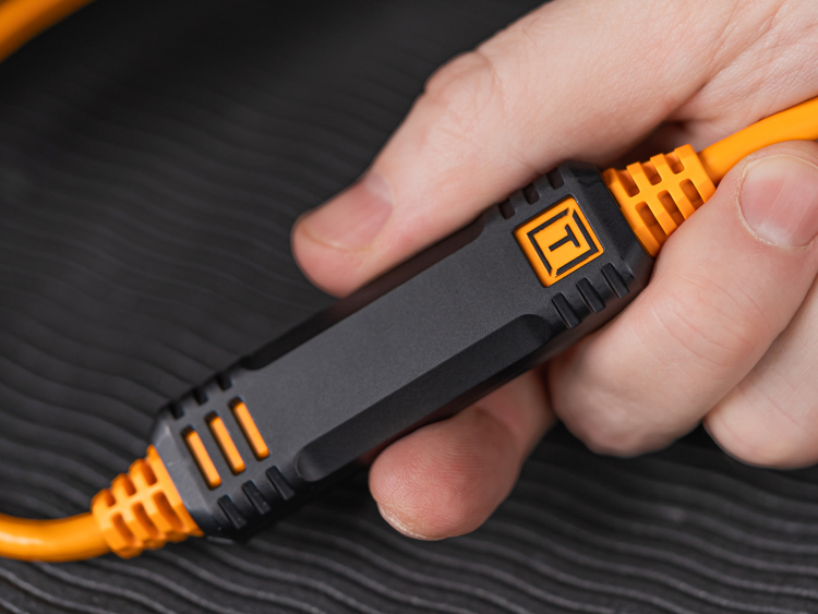 八角形のケースがテザーブースト内部のICチップを衝撃から保護している