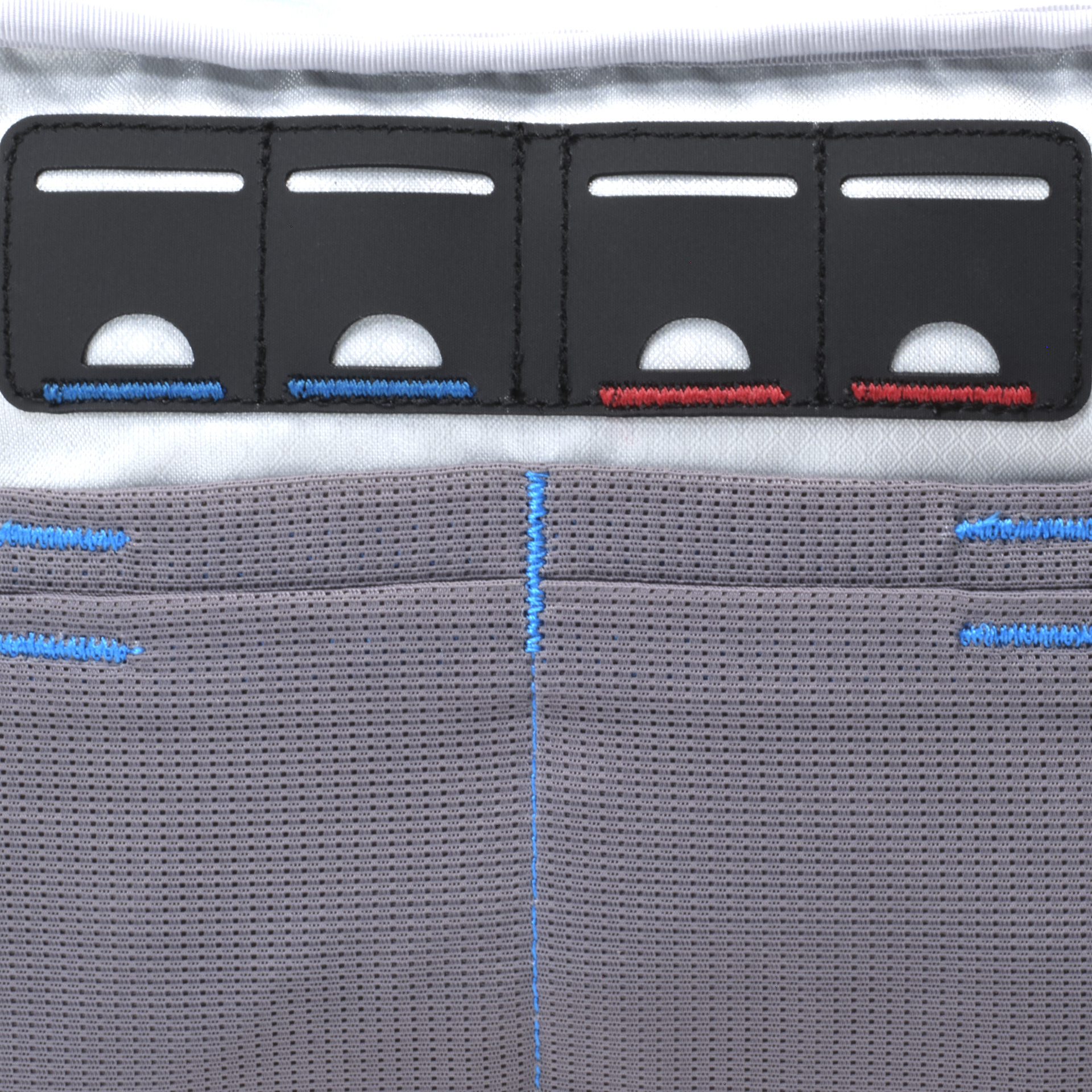 内部にはSDカード用ホルダーやメッシュポケットを備える