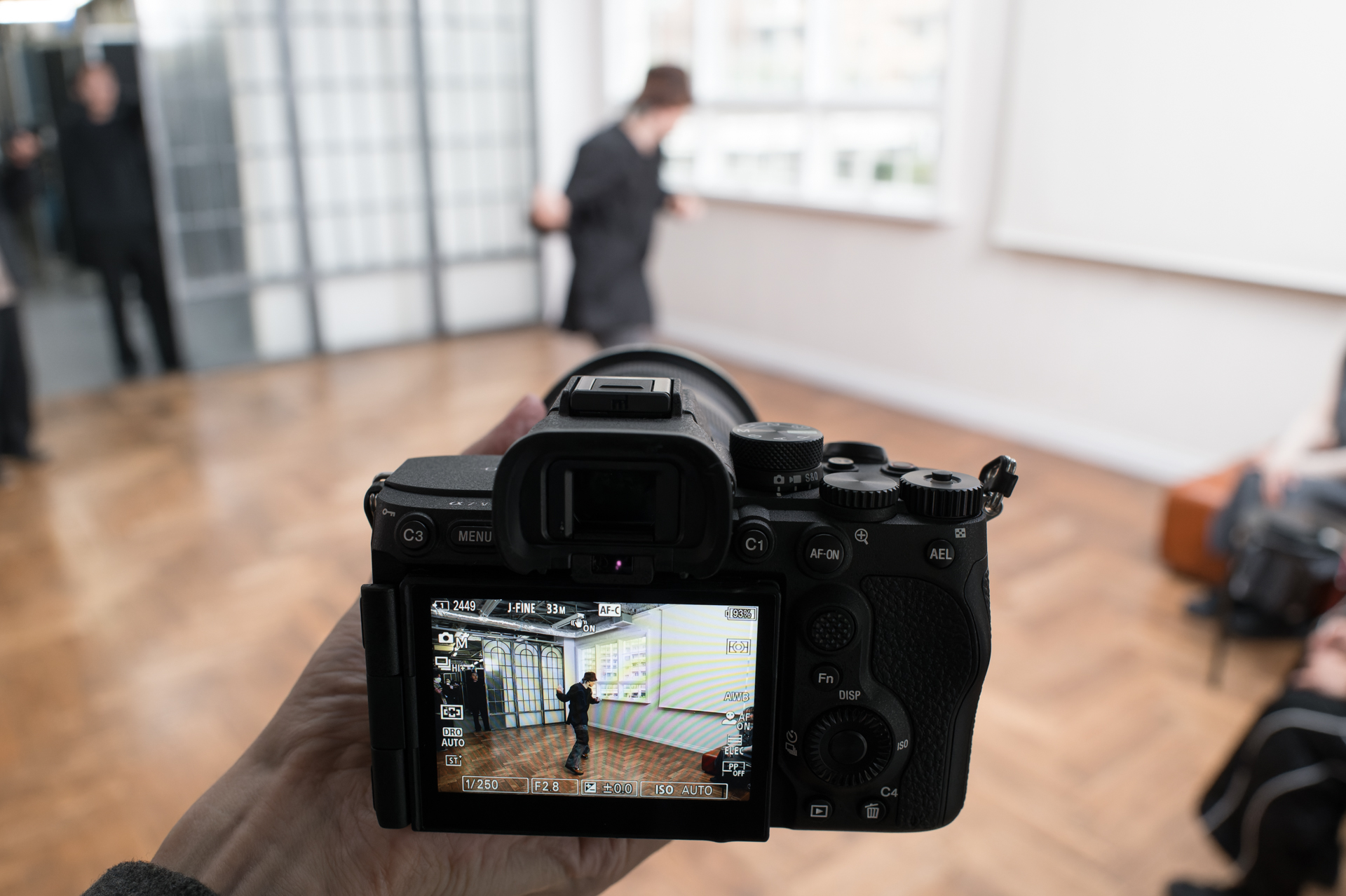 ダンサーを被写体に撮影をテスト。画面内に顔が締める割合が小さくてもバッチリ認識するのはもちろん、体が回転して顔が隠れても、髪が顔を隠してもAFターゲットは外れない。高速連写のおかげもあり、写真撮影の素人である筆者も、豊富なOKカットから好みの1枚を選べた