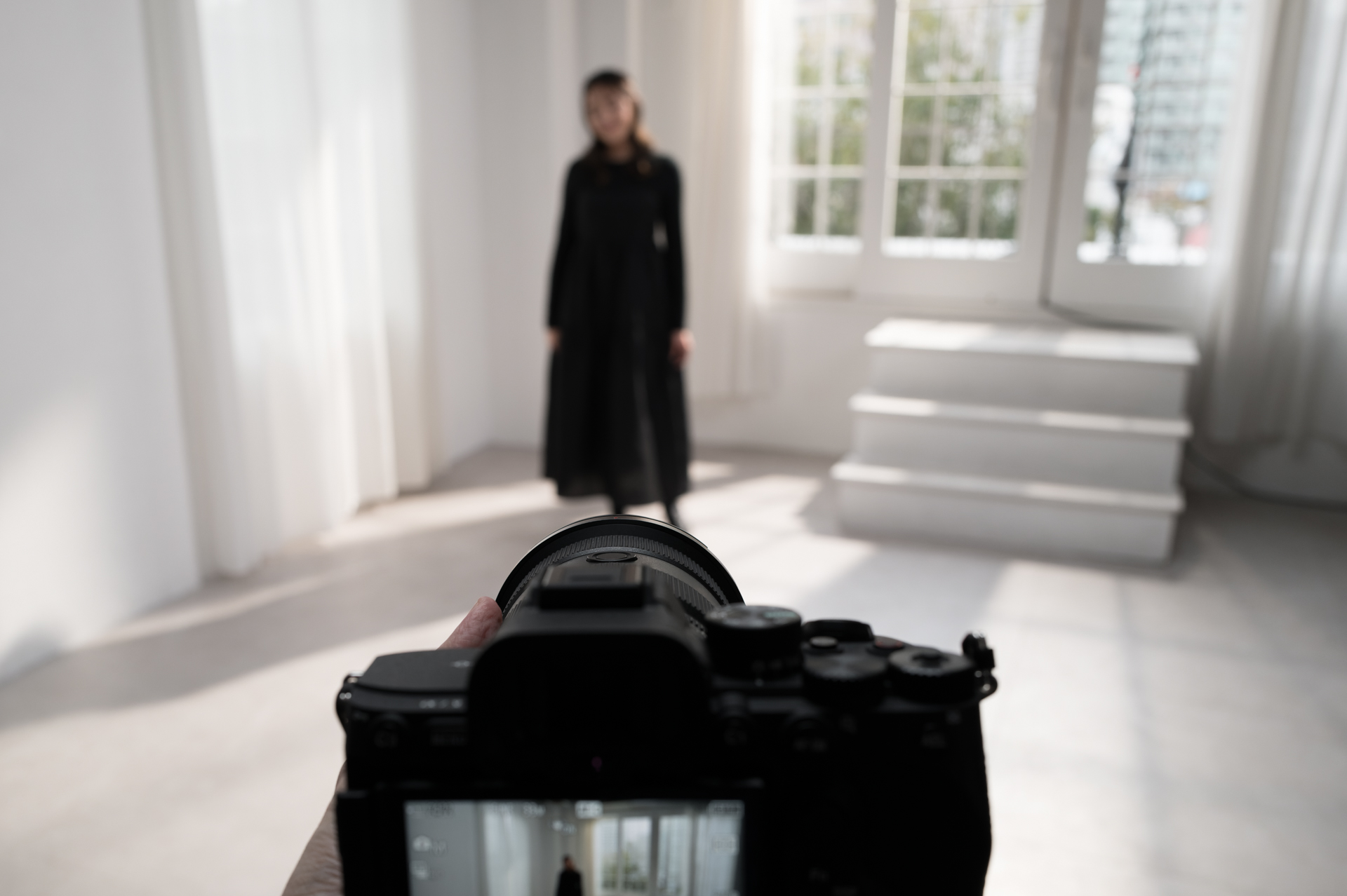 AI AWBを体験するために用意されたのは人物撮影。真っ白い壁、背景から自然光、サイドから強い人工光源という状況だった