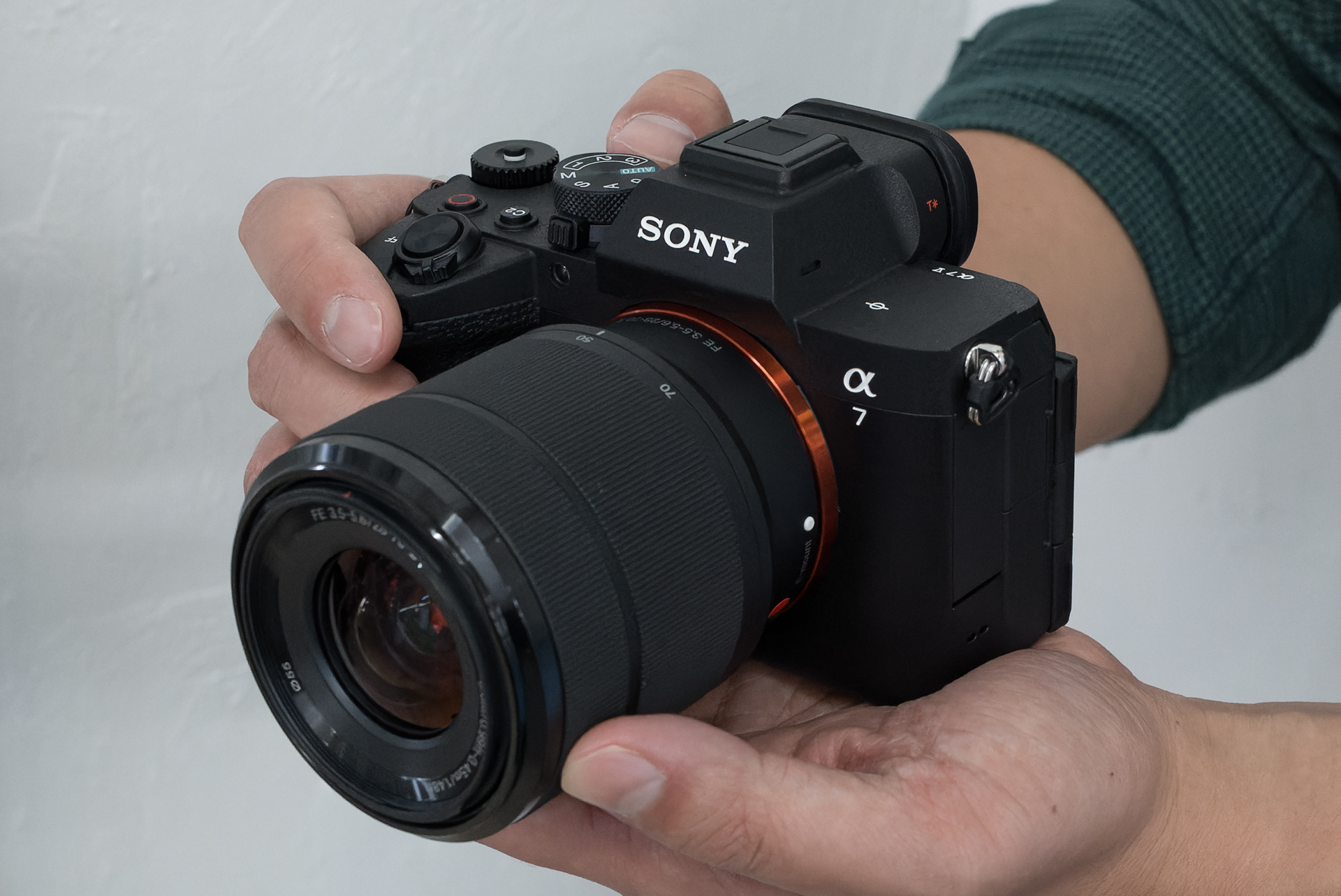 FE 28-70mm F3.5-5.6 OSS IIを装着