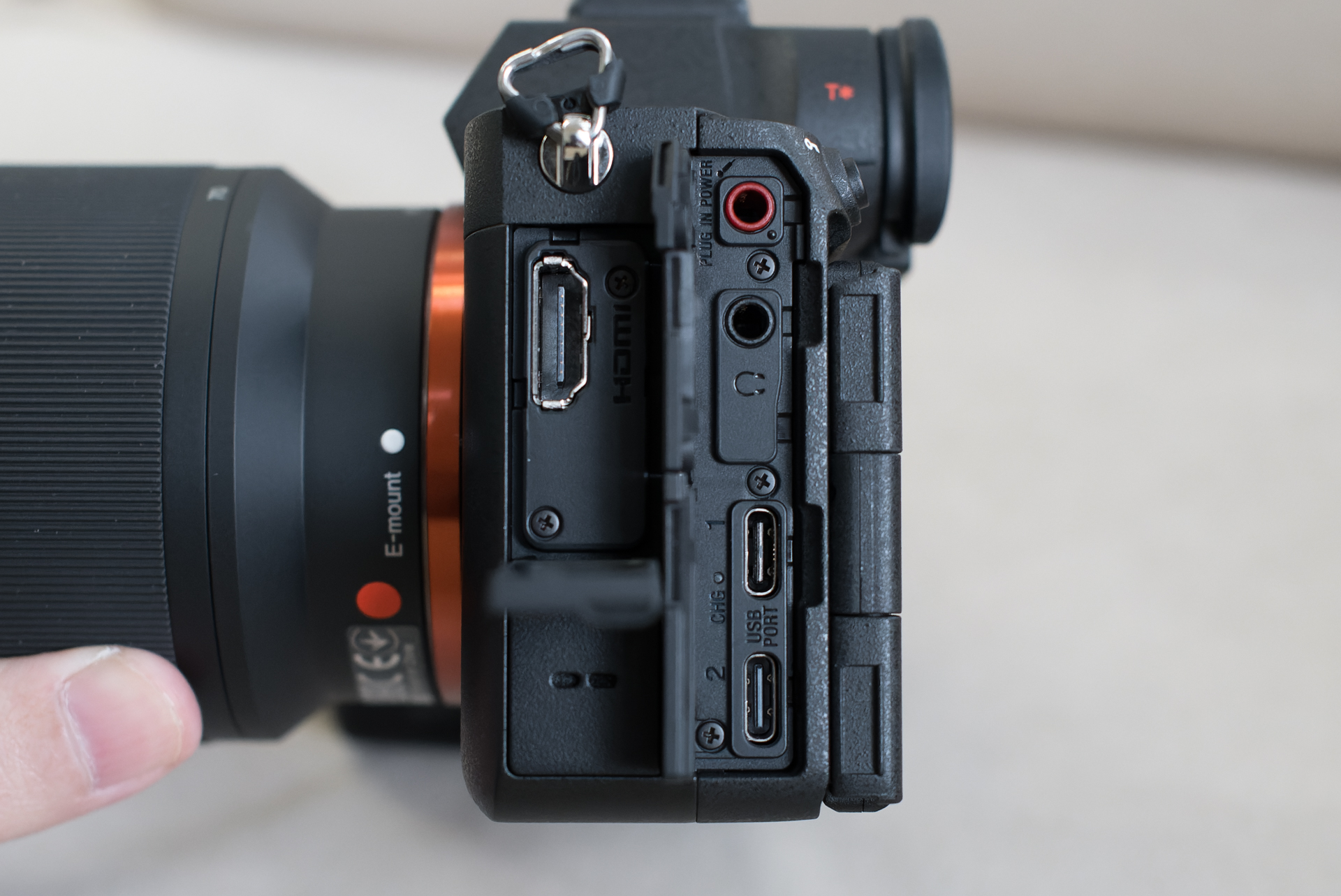 側面端子部。USB Type-C端子が2つになった