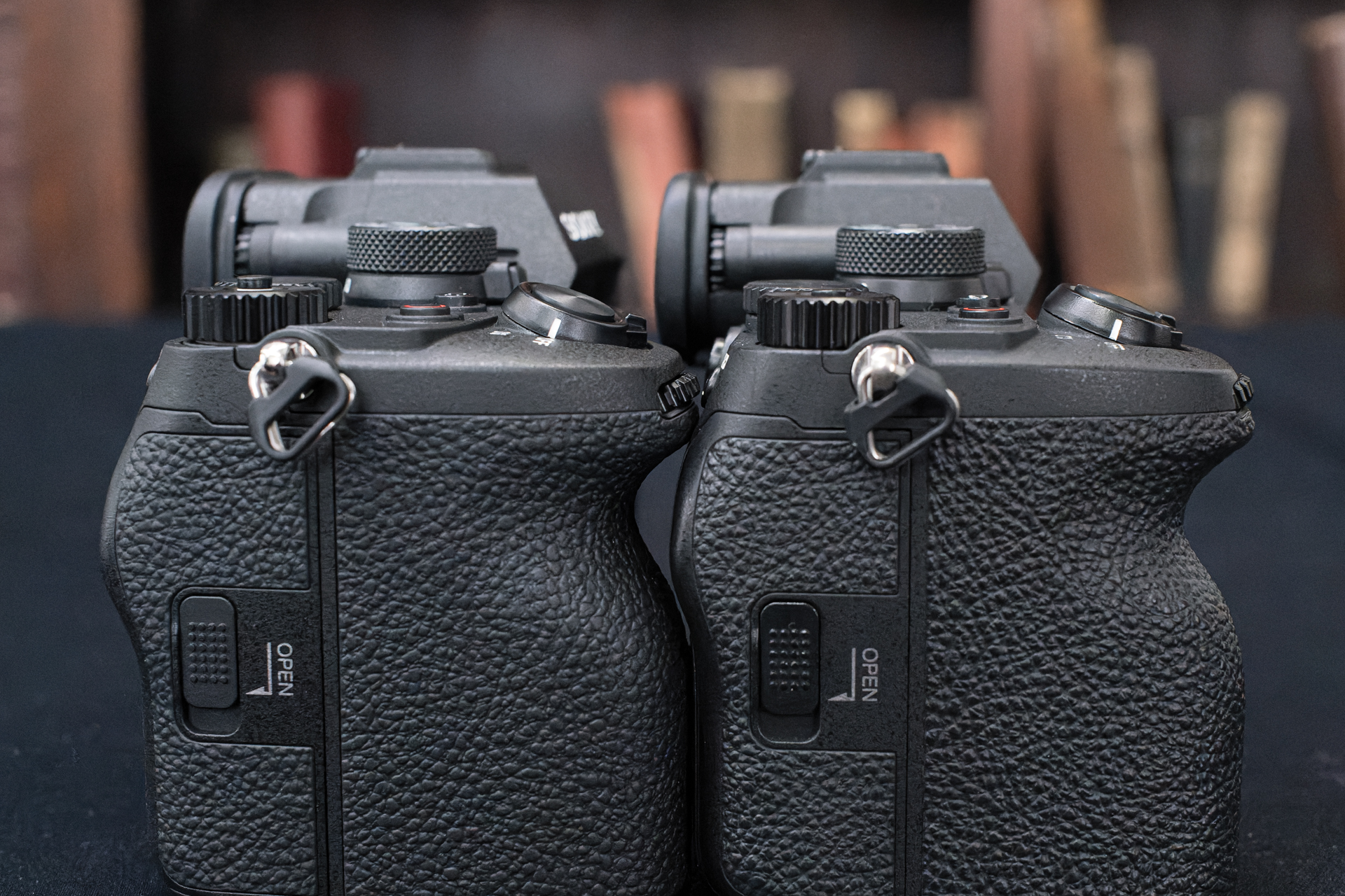 左からα7 V、α7 IV。シャッターボタンが載る面の傾斜、グリップを握った中指付近の造形に差異が見える