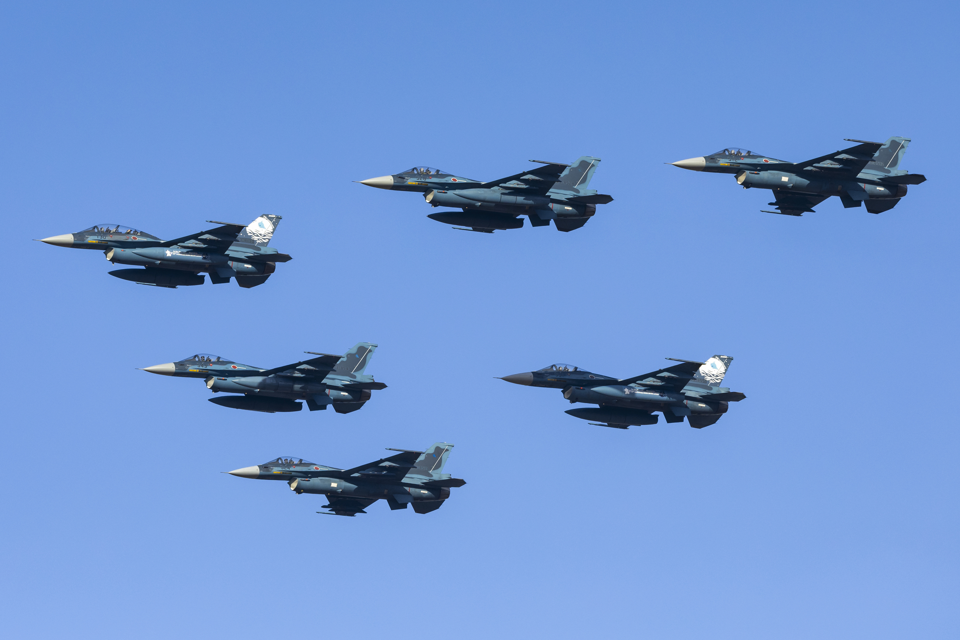 第3飛行隊のF-2、6機による航過飛行（百里基地航空祭2024にて撮影）<br>キヤノン EOS R6 Mark II／RF100-500mm F4.5-7.1 L IS USM／300mm／Fvモード（1/2,000秒、F8）／ISO 640