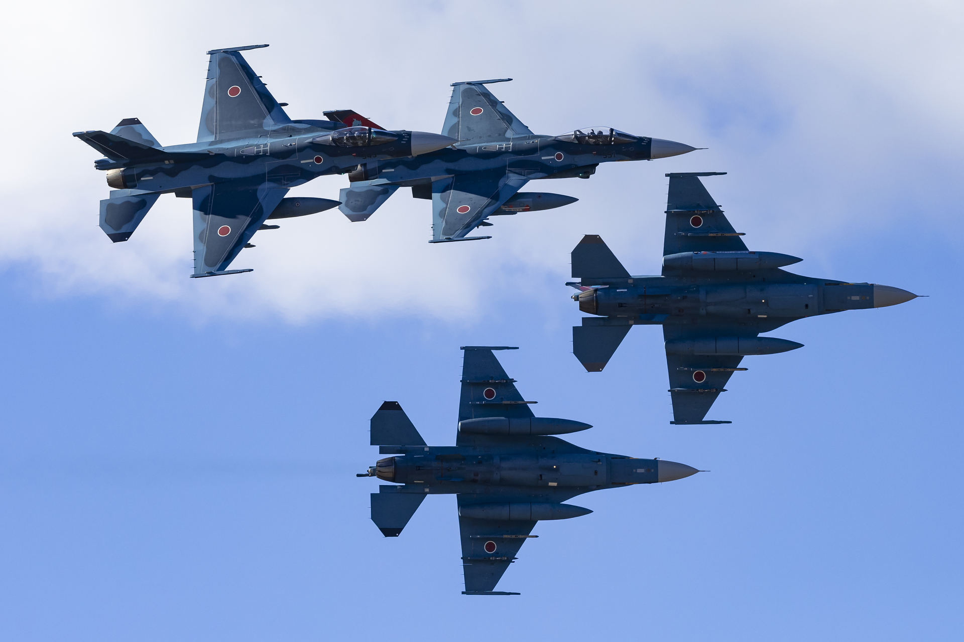 第3飛行隊のF-2による機動飛行（百里基地航空祭2024にて撮影）<br>キヤノン EOS R6 Mark II／RF100-500mm F4.5-7.1 L IS USM／254mm／Fvモード（1/2,500秒、F8）／ISO 500