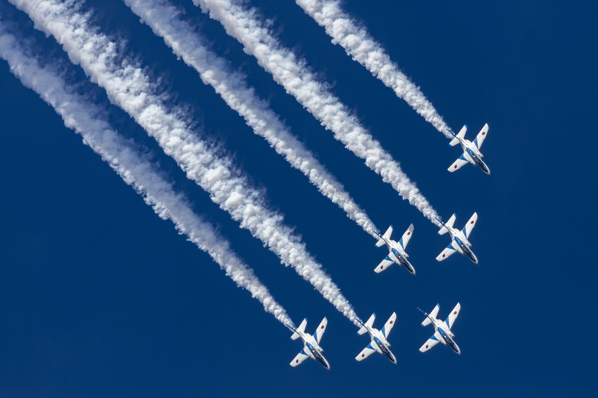 ブルーインパルスによるデルタ・ループ（百里基地航空祭2022にて撮影）<br>キヤノン EOS 6D Mark II／EF100-400mm f/4.5-5.6L IS II USM +1.4x／560mm／絞り優先AE（1/1,600秒、F8）／ISO 400