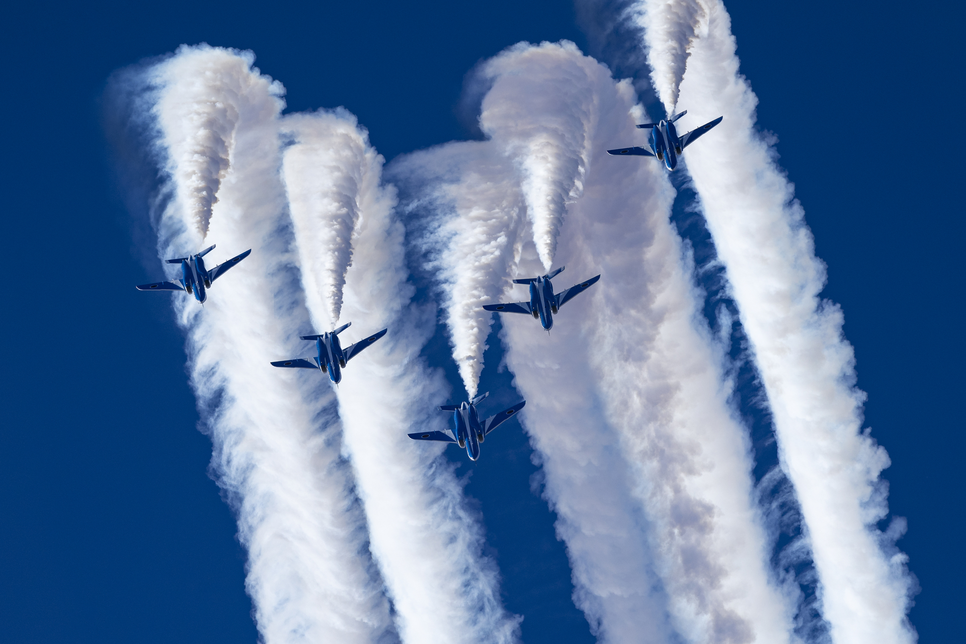 ブルーインパルスによるワイド・トゥ・デルタ・ループ（百里基地航空祭2024にて撮影）<br>キヤノン EOS R6 Mark II／RF100-500mm F4.5-7.1 L IS USM／500mm／Fvモード（1/2,500秒、F8）／ISO 500