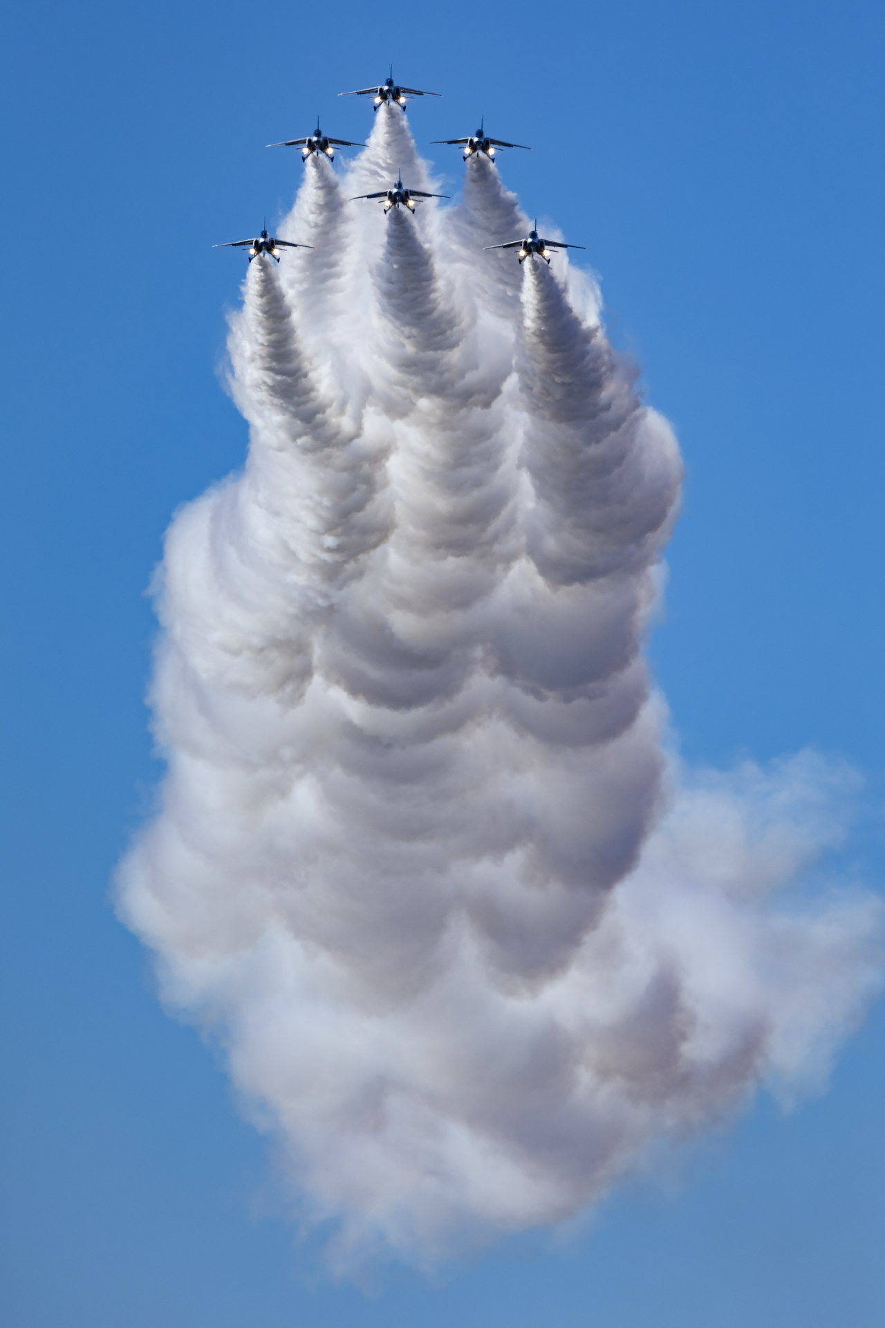 ブルーインパルスによるクリスマスツリー・ダーティー・ローパス（百里基地航空祭2024にて撮影）<br>キヤノン EOS R6 Mark II／RF100-500mm F4.5-7.1 L IS USM／500mm／Fvモード（1/2,500秒、F8）／ISO 320