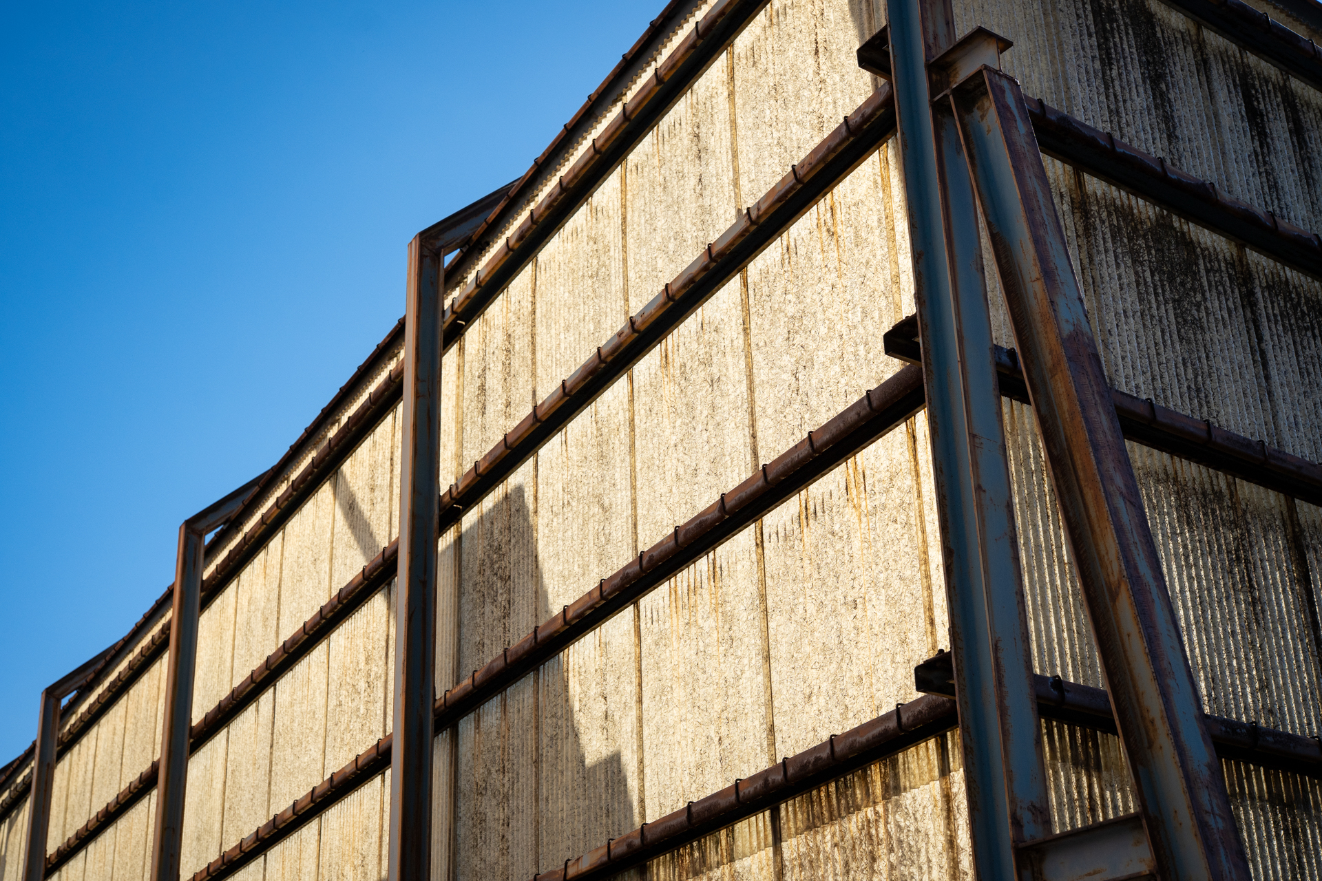 塀と青空。細かいところまで再現しつつも、ハイライト部のニュアンスをうまく伝えてくれるようです。<br><span class="fnt-85">LUMIX S5IIX／SIGMA 50mm F1.4 DG HSM｜Art／プログラムAE（1/2,000秒、F7.1、−0.7EV）／ISO 400</span>