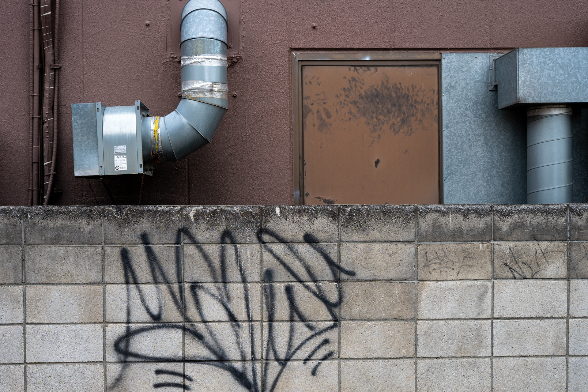 光のニュアンスは乏しいですが、好みの配管を見つけたので。想像よりディテール再現とか良い感じです。<br><span class="fnt-85">LUMIX S5IIX／SIGMA 50mm F1.4 DG HSM｜Art／プログラムAE（1/100秒、F7.1、−1EV）／ISO 400</span>