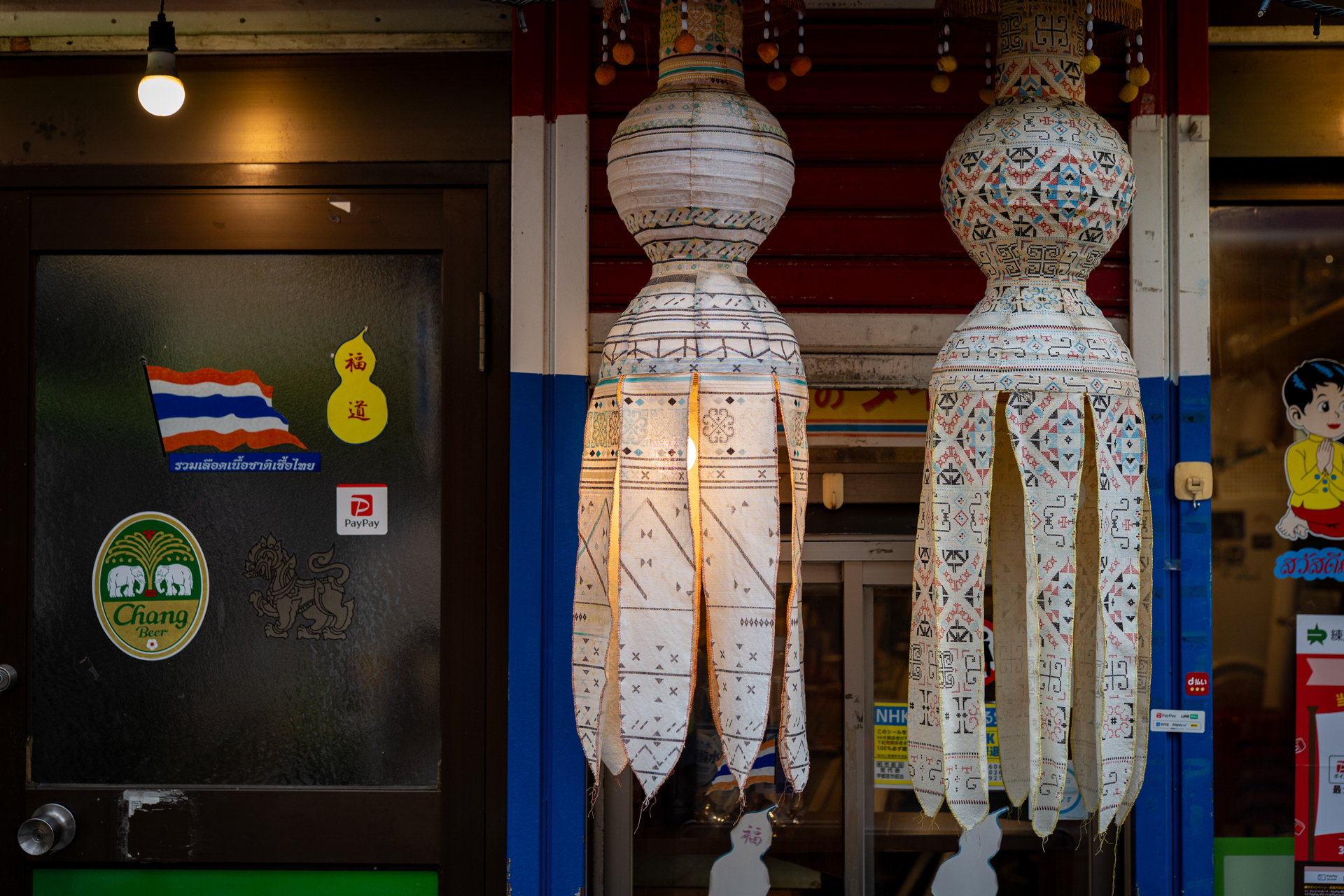 タイ料理屋さんの店頭。不思議な空間です。隙間からのぞいた光のコボれ方が好きなんです。<br><span class="fnt-85">LUMIX S5IIX／SIGMA 50mm F1.4 DG HSM｜Art／プログラムAE（1/400秒、F3.5、−1EV）／ISO 400</span>