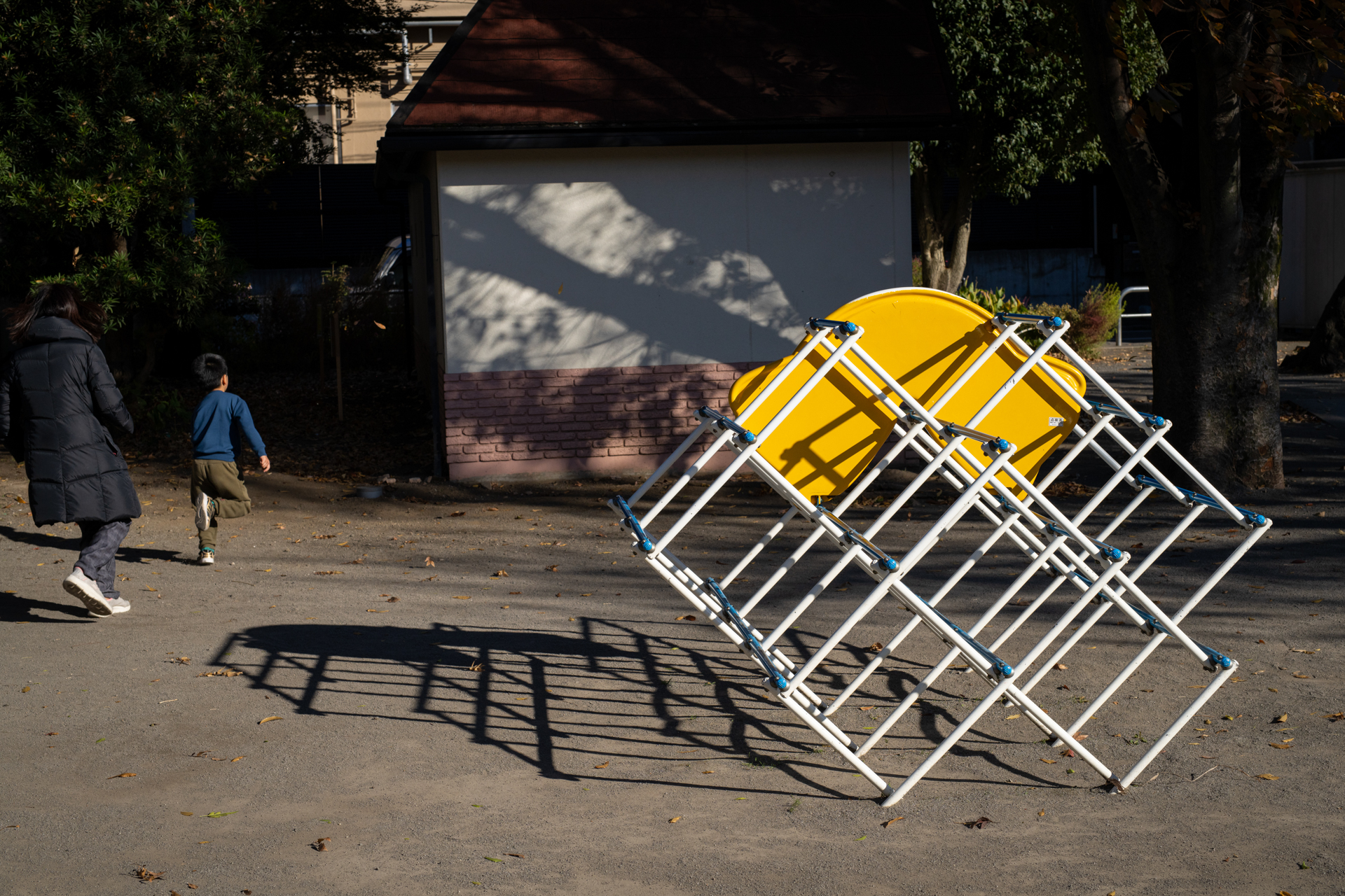 ジャングルジムの影に惹かれました。ハイライトもよく粘ります。<br><span class="fnt-85">α7CR／SIGMA 50mm F1.4 DG HSM｜Art／プログラムAE（1/1,600秒、F8.0、−0.7EV）／ISO 400</span>