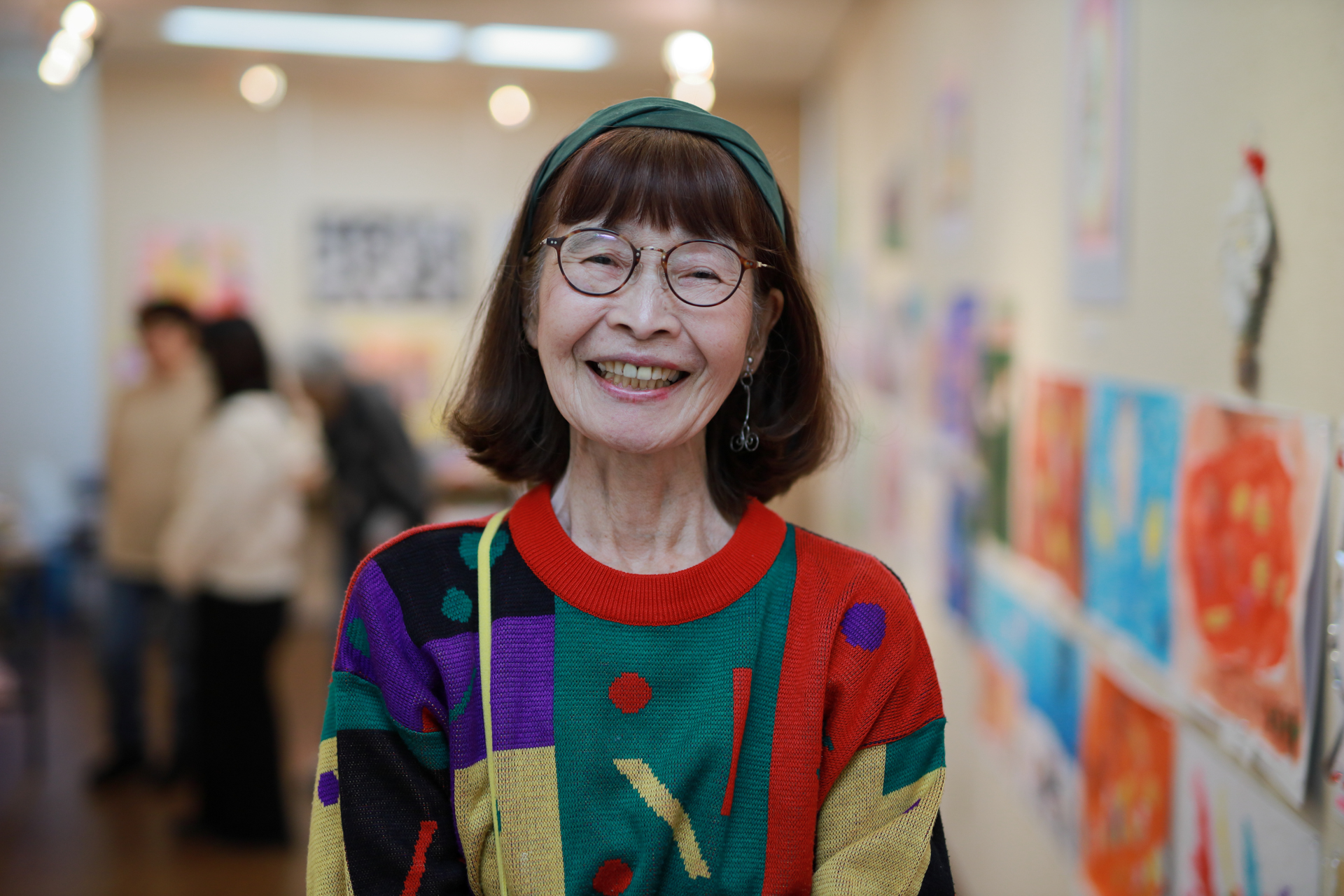 造形&絵画教室主宰のT先生。ミックスのアベイラブルライト撮影ですが、とても良い階調再現です。<br><span class="fnt-85">EOS RP／SIGMA 50mm F1.4 DG HSM｜Art／プログラムAE（1/800秒、F1.6、−0.7EV）／ISO 400</span>