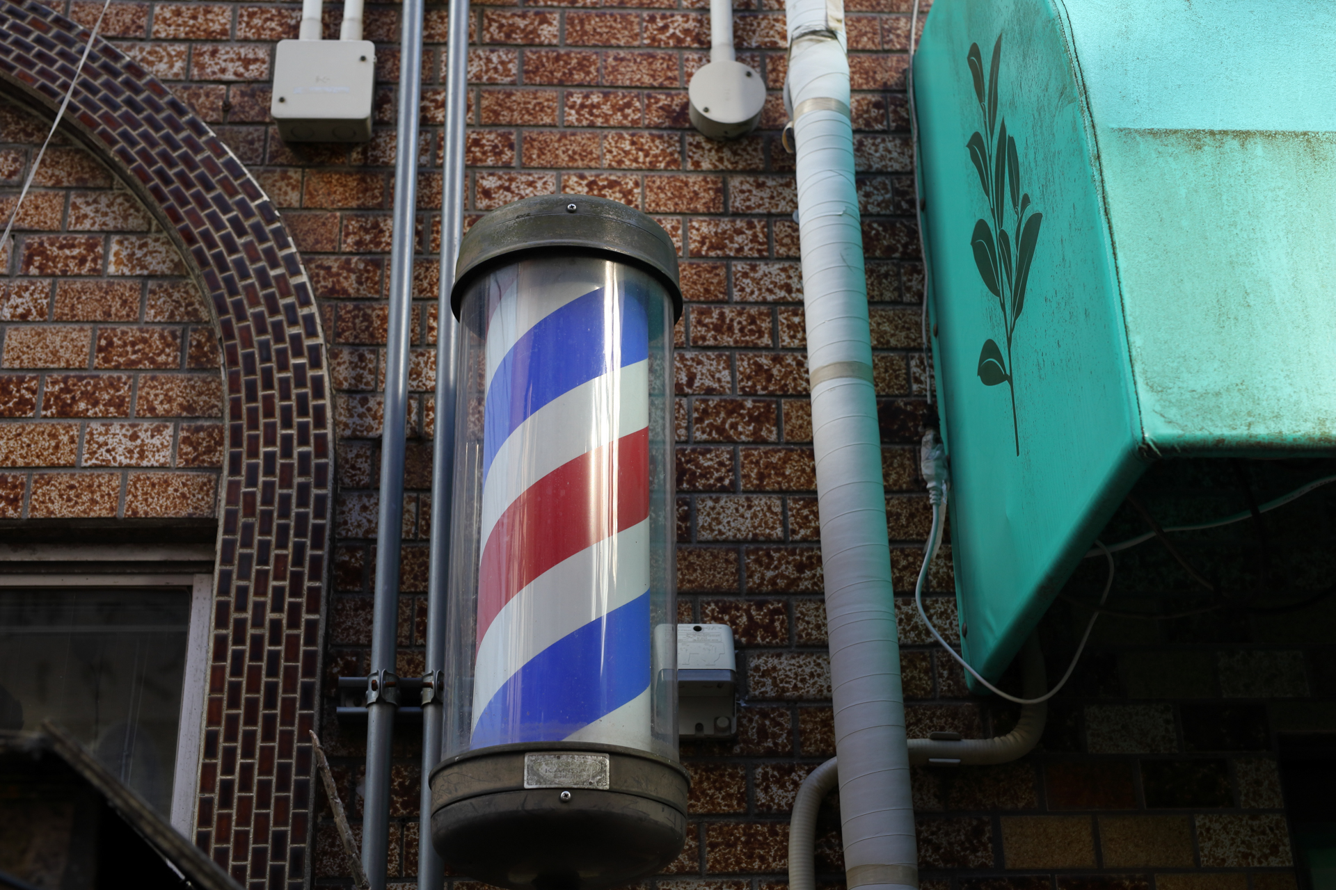 鈍い光の路地裏ですが、コントラストがちょうどいいですね。<br><span class="fnt-85">EOS RP／SIGMA 50mm F1.4 DG HSM｜Art／プログラムAE（1/200秒、F5.0、−0.7EV）／ISO 400</span>