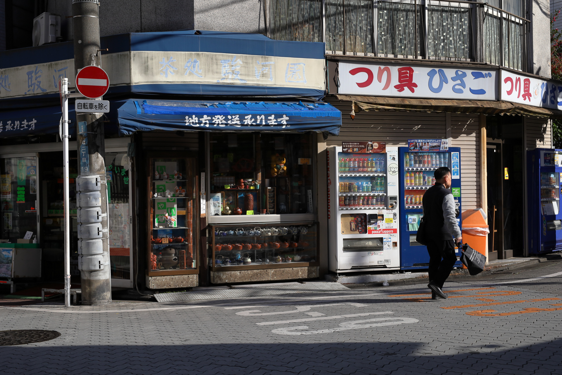 冬の時期はずっと斜光線ですから、街角をさりげなく撮影しても必要以上にドラマ性を感じますね。すっきりした調子です。<br><span class="fnt-85">EOS RP／SIGMA 50mm F1.4 DG HSM｜Art／プログラムAE（1/800秒、F10、−0.7EV）／ISO 400</span>